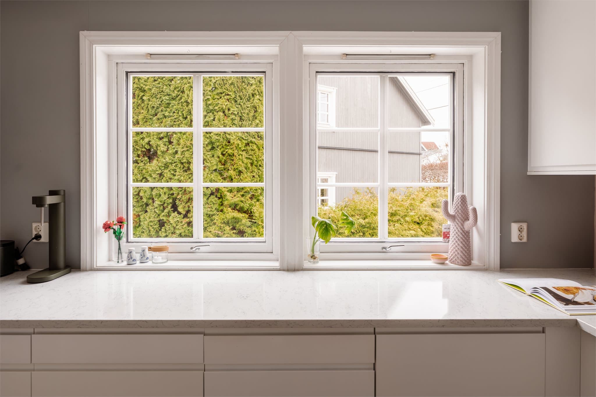 De store vinduene sørger for gode arbeidforhold på kjøkkenet.