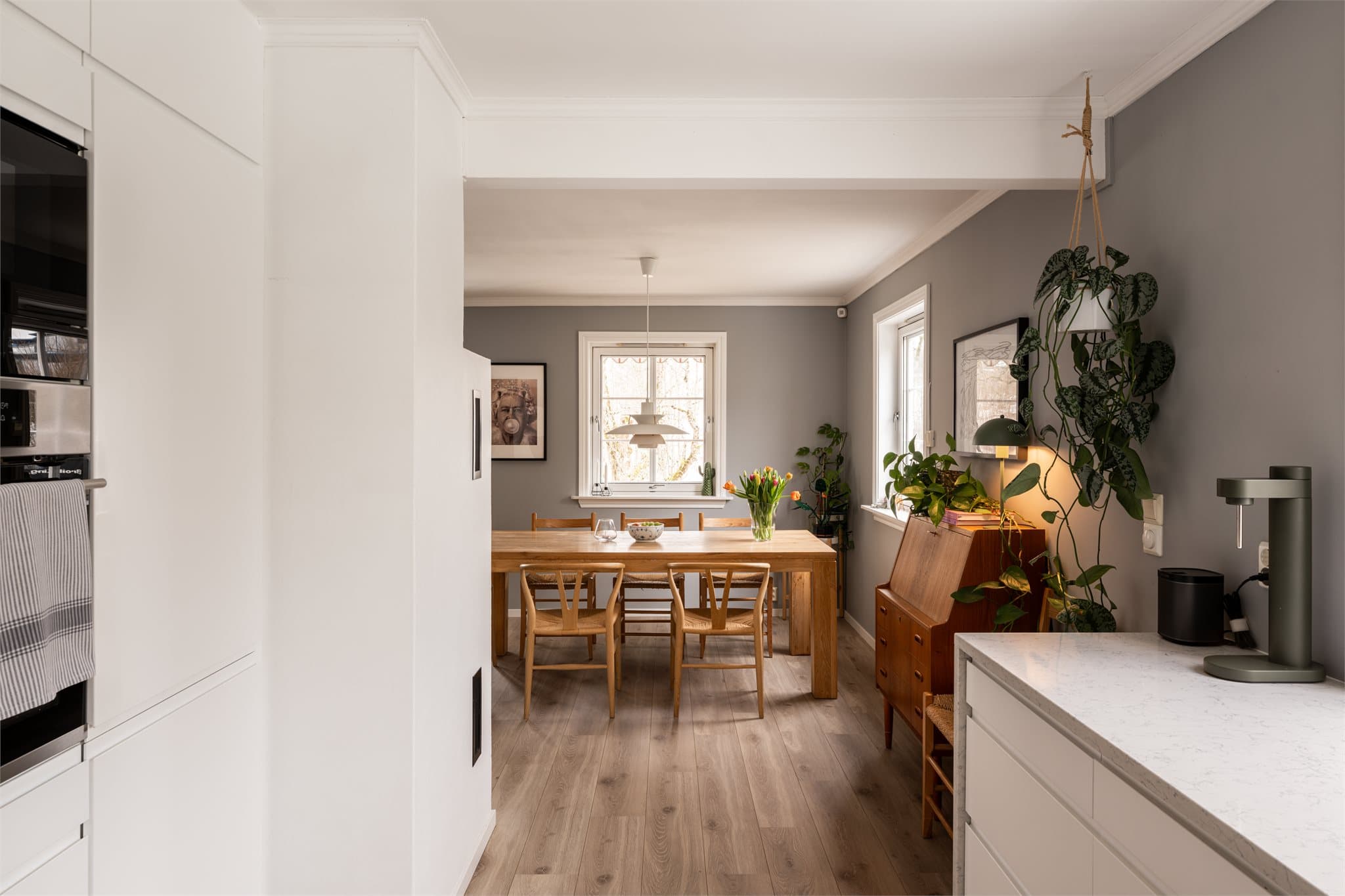 Enkel hverdag med integrerte hvitevarer, som også tilfører kjøkkenet et stilrent uttrykk.