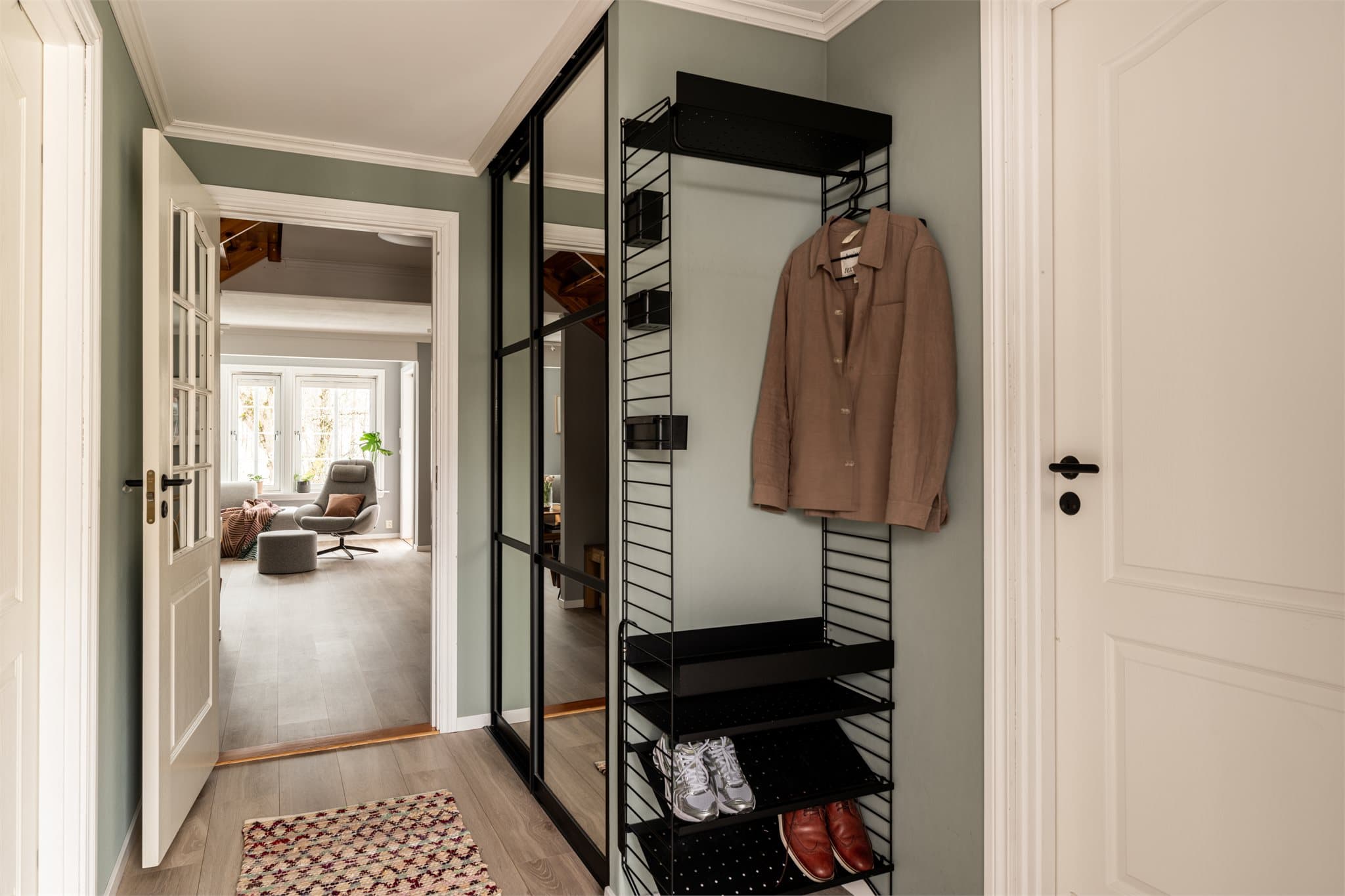 Fra entréen er det adkomst til både soverom og vaskerom.