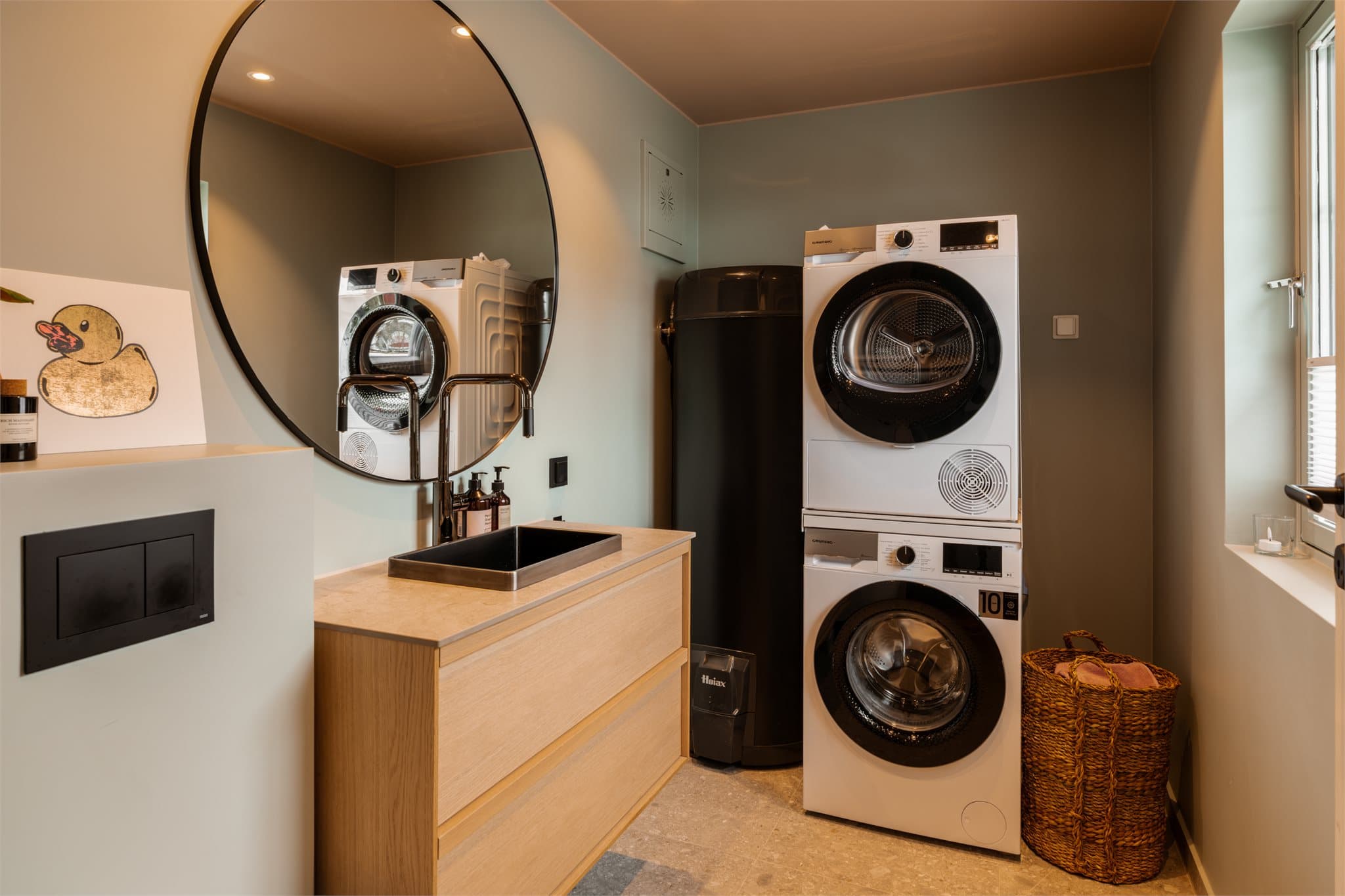 Nytt og stilrent vaskerom fra 2023 med store, eksklusive fliser, servantskap fra Haven og armatur fra Tapwell.