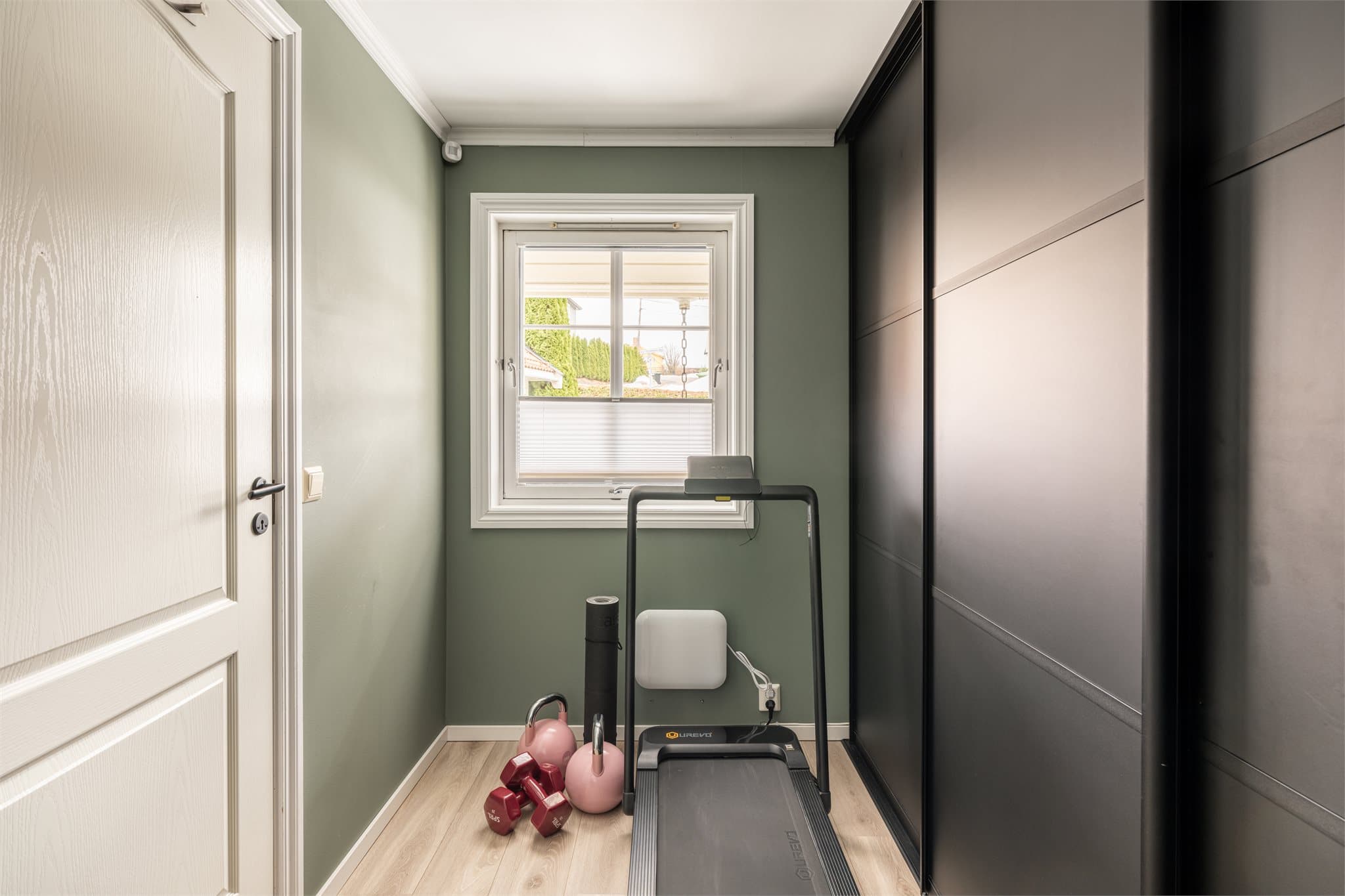 Et fleksibelt rom med mange bruksmuligheter! Rommet benyttes i dag som treningsrom, og har et stort garderobeskap som gir gode oppbevaringsmuligheter.