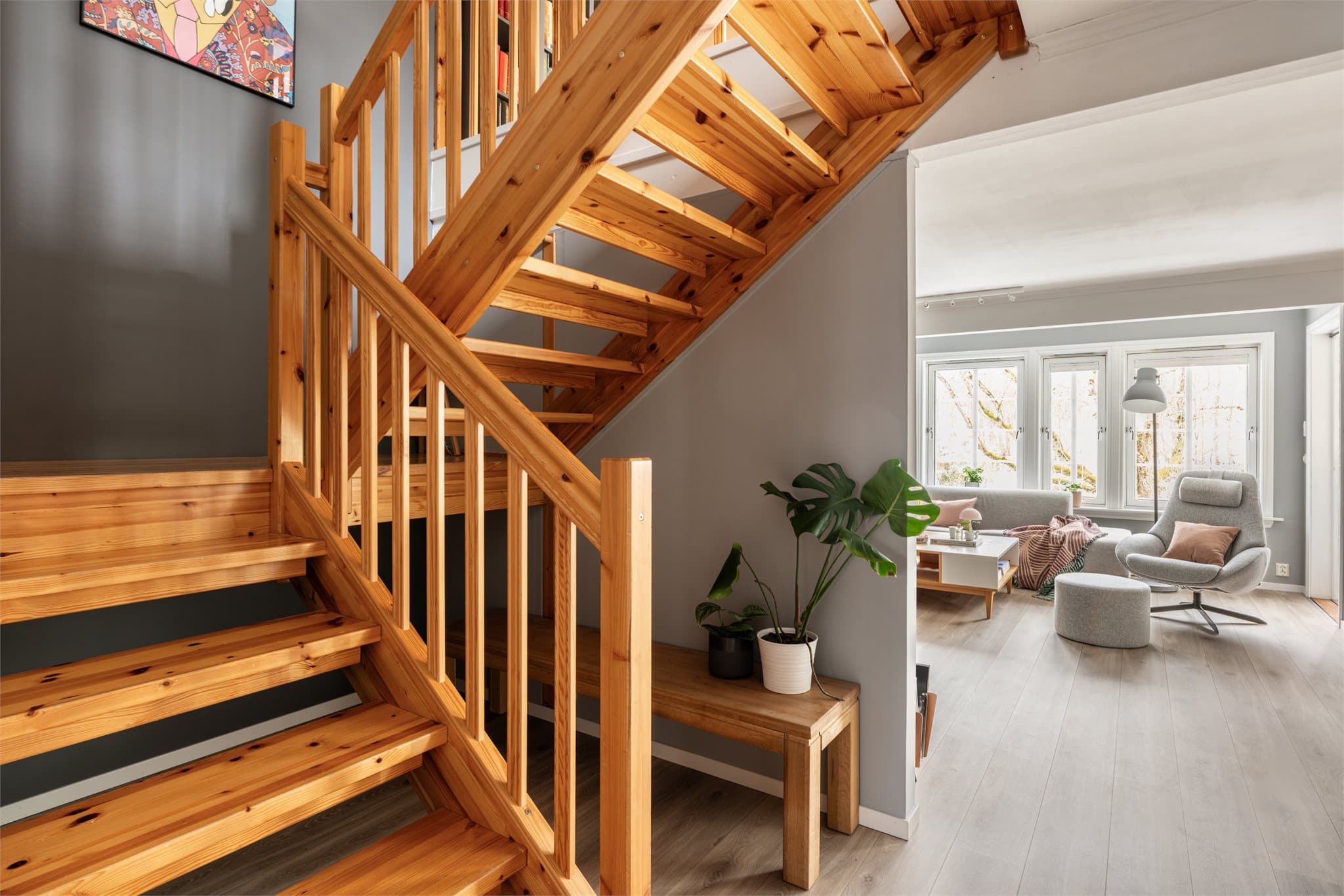 Det at boligen går over flere etasjer gir rom for alenetid og hvile, så vel som større samlinger.