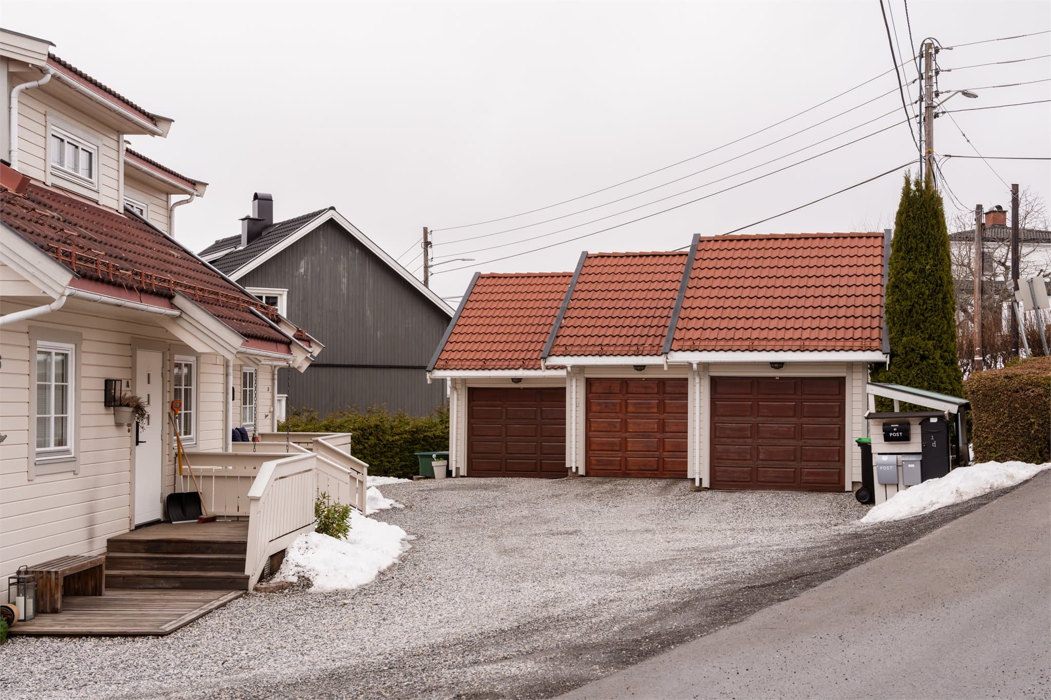 Det medfølger egen garasje med elbil-lader. Over garasjen er en stor lagringshems.