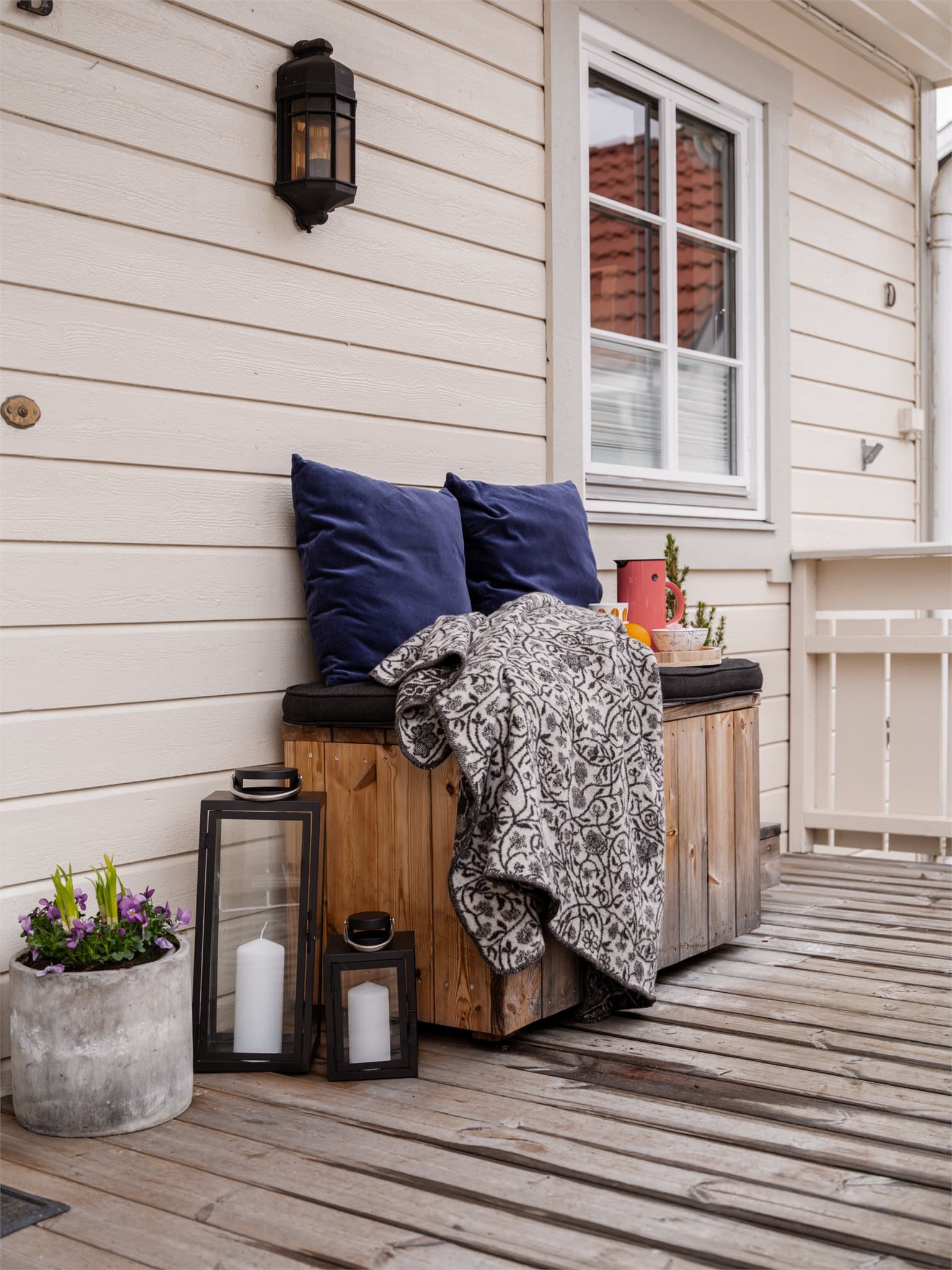 Hyggelig balkong ved inngangsdøren.