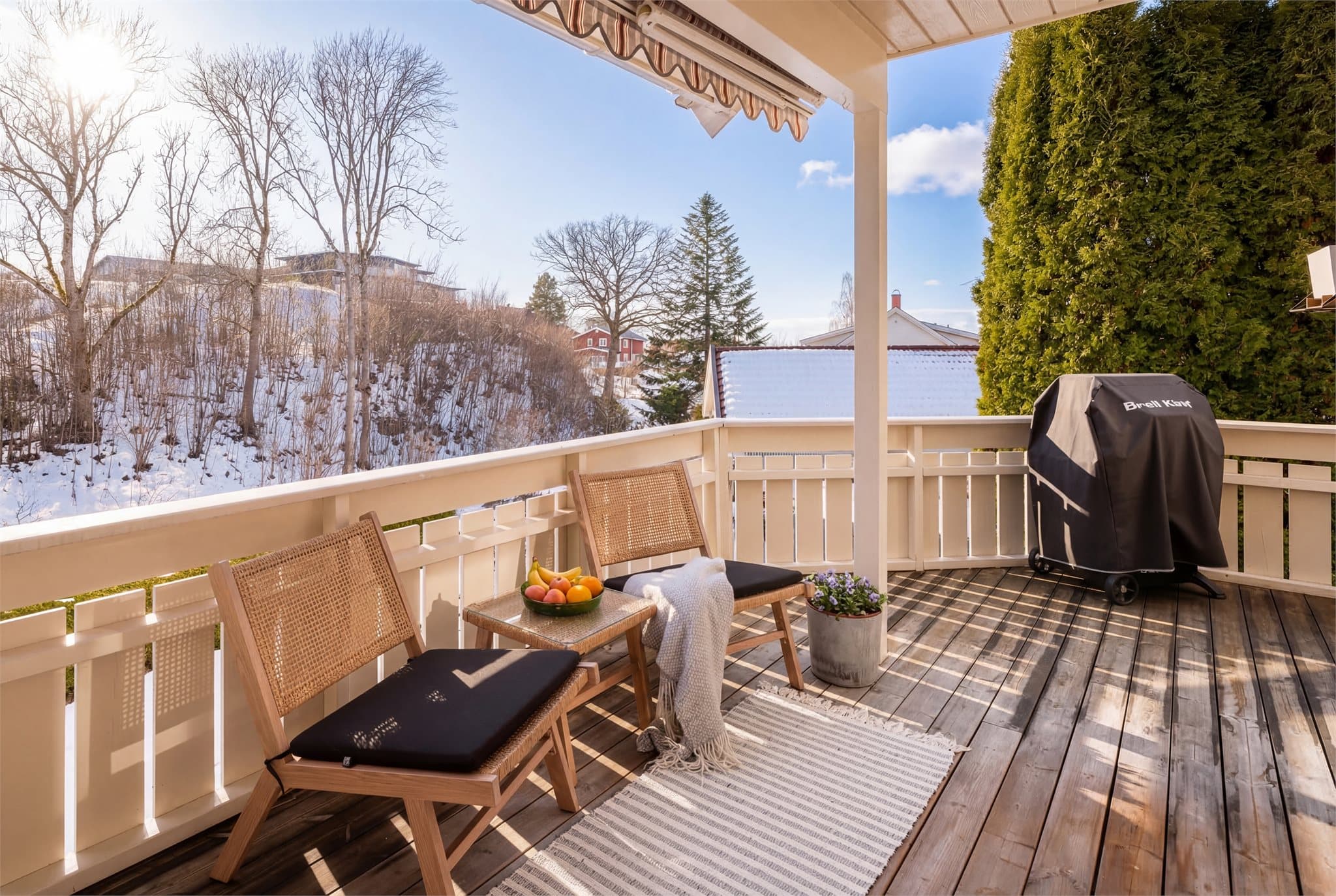 Varme vår- og sommerdager kan nytes på den solrike balkongen.