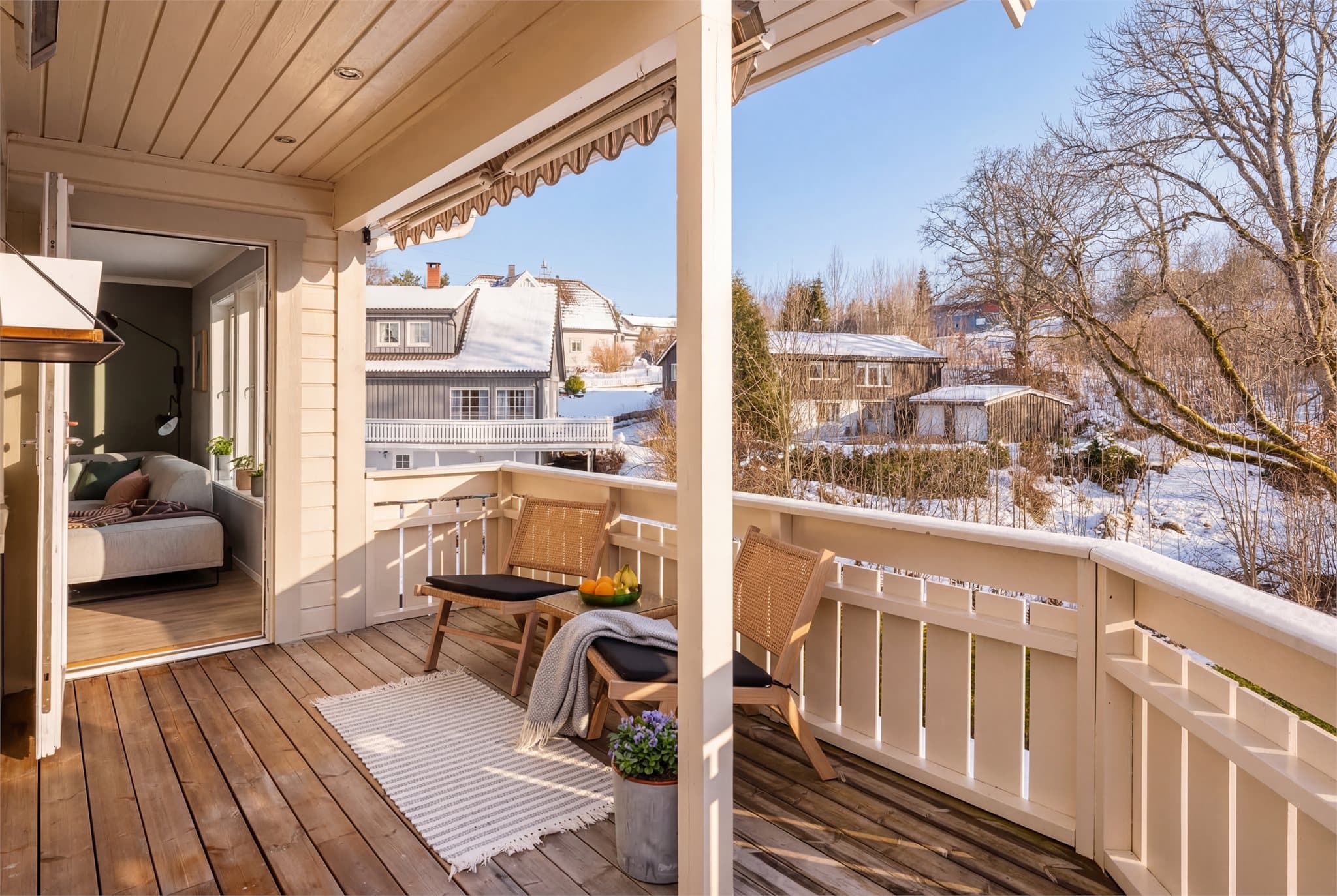 Her er det god plass til hyggelig sittegruppe, grill og ønsket utemøblement.