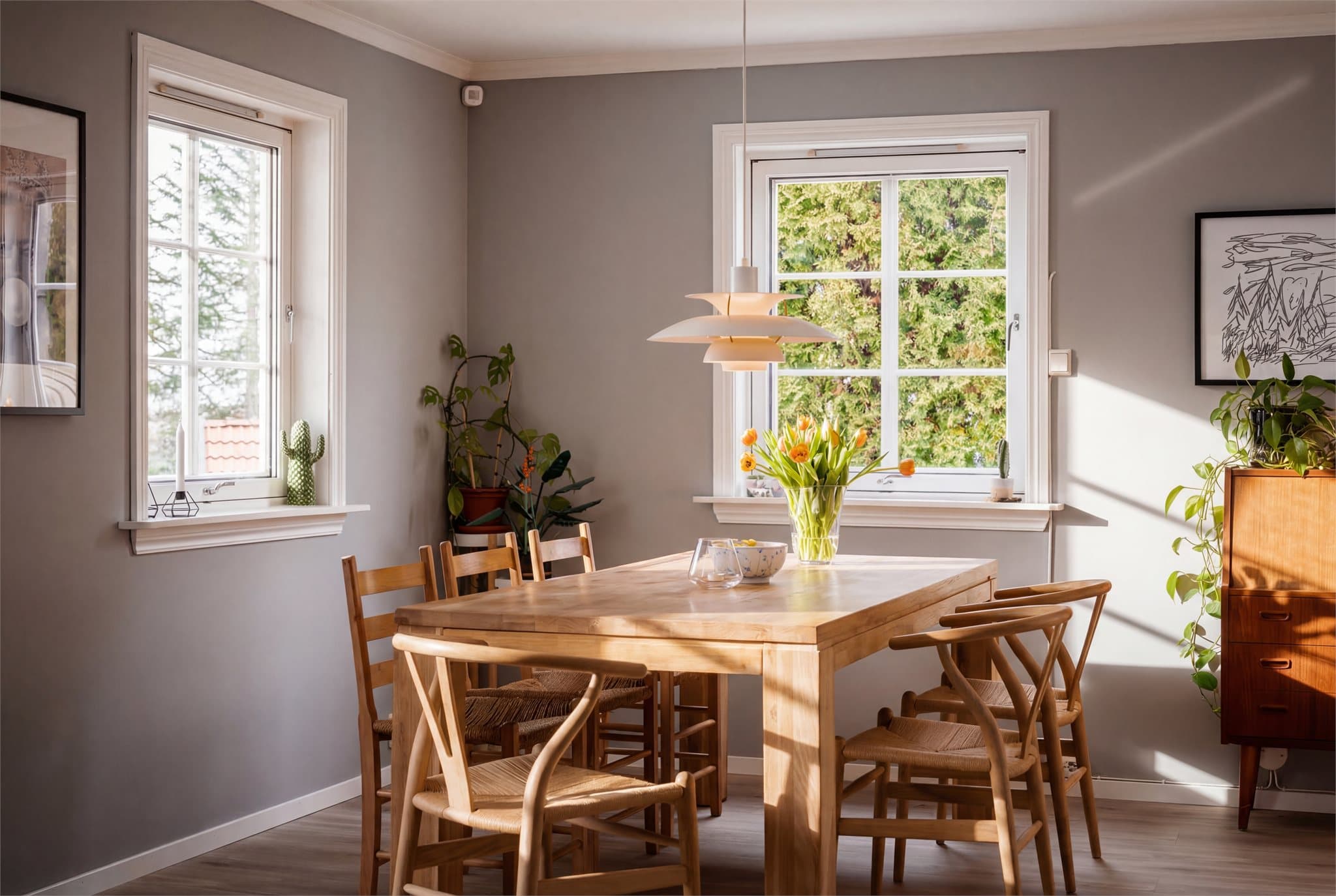 Et innbydende familiehjem med god standard, flotte lysforhold og rikelig med boltreplass.