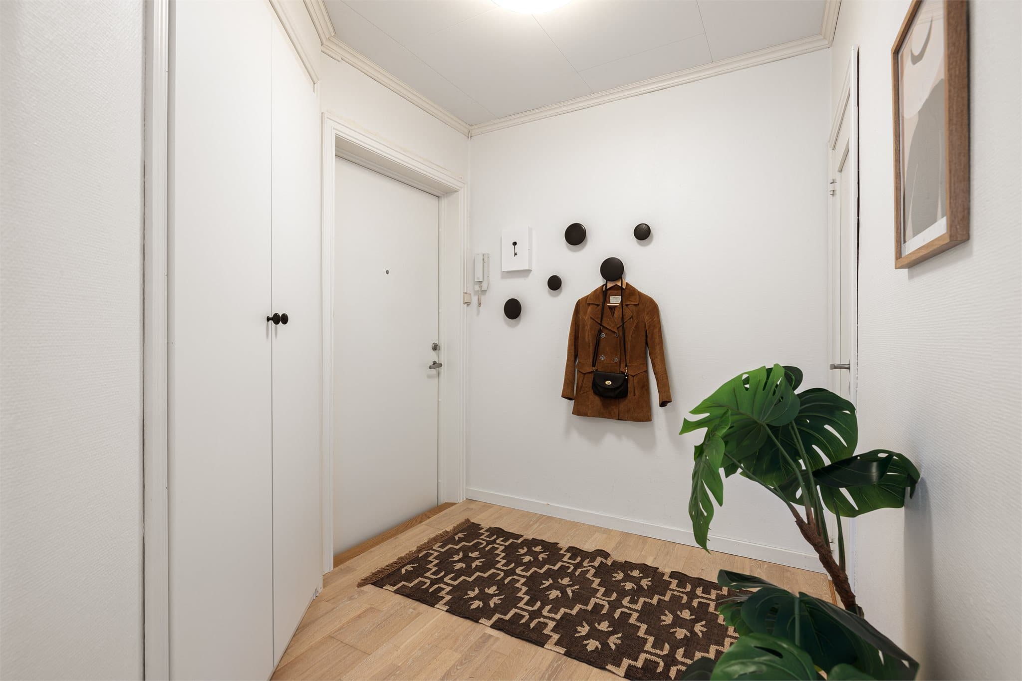 Innebygd skapplass med gode oppbevaringsmuligheter ved inngangsparti.