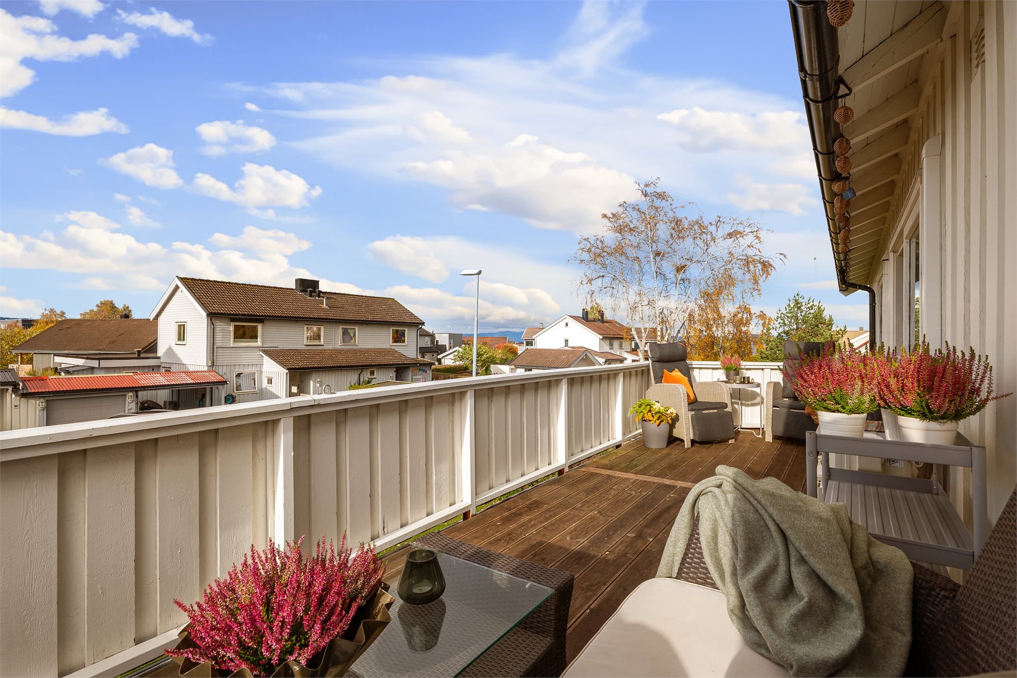 Verandaen kan enkelt innredes i flere soner og byr på god plass for både avslapning og hyggelige måltider. Her kan fine sommerdager nytes til fulle.