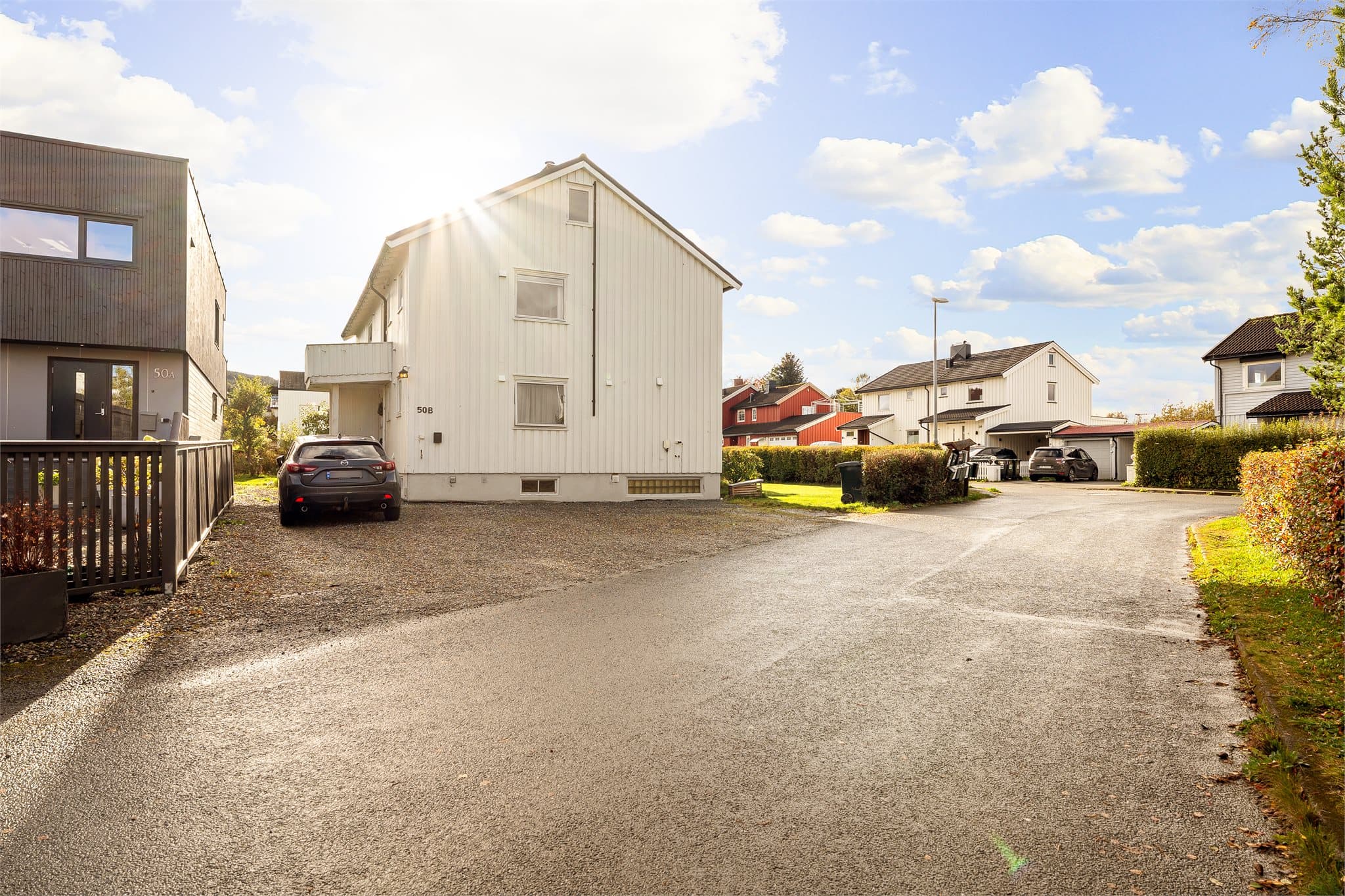 Det er gode parkeringsmuligheter med biloppstillingsplasser utenfor boligen. Seksjonen har to parkeringsplasser og egen elbillader.