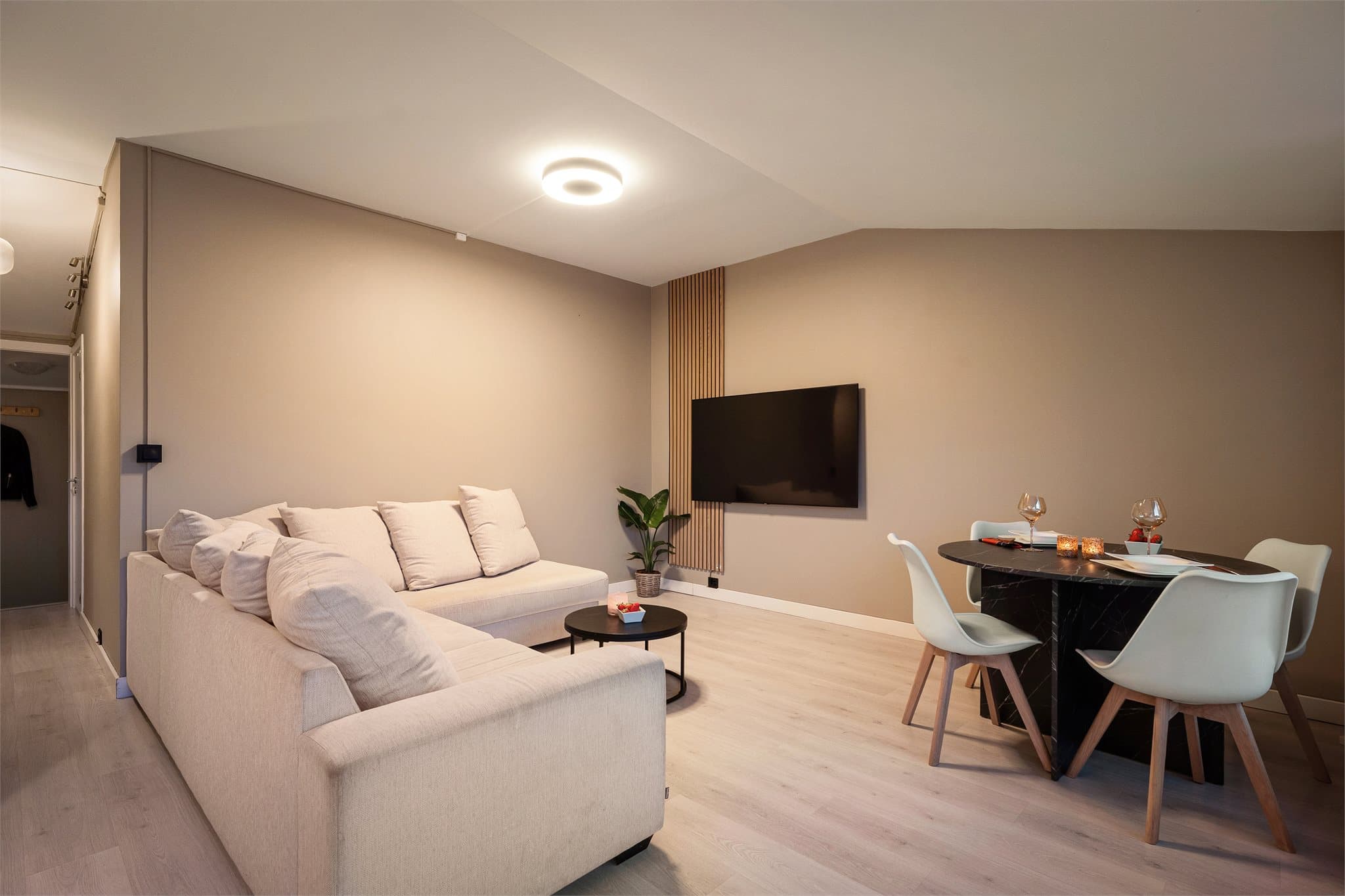 Leiligheten oppvarmes med blant annet en energibesparende varmepumpe.