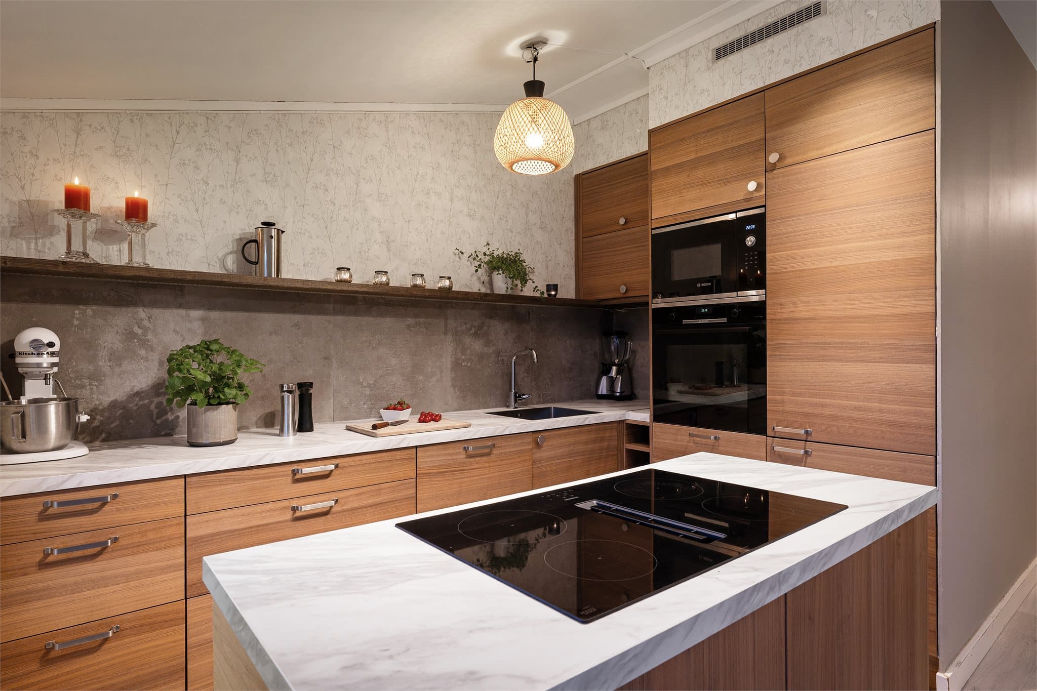 Lekkert Epoq-kjøkken fra 2022 med integrerte hvitevarer.