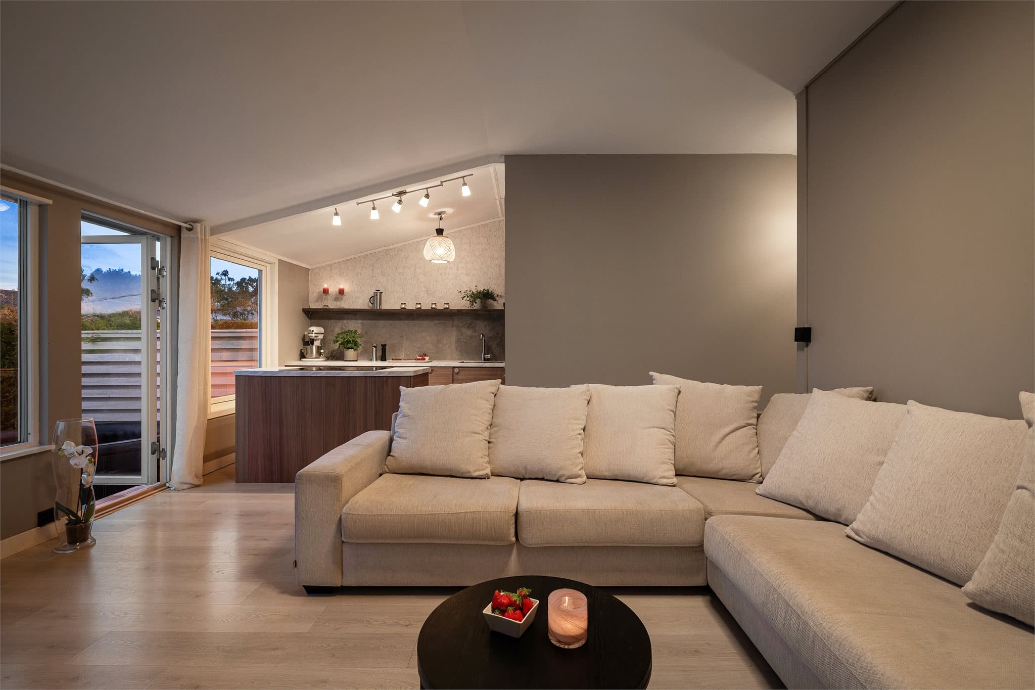 Kjøkkenøyen sørger for en naturlig soneinndeling.