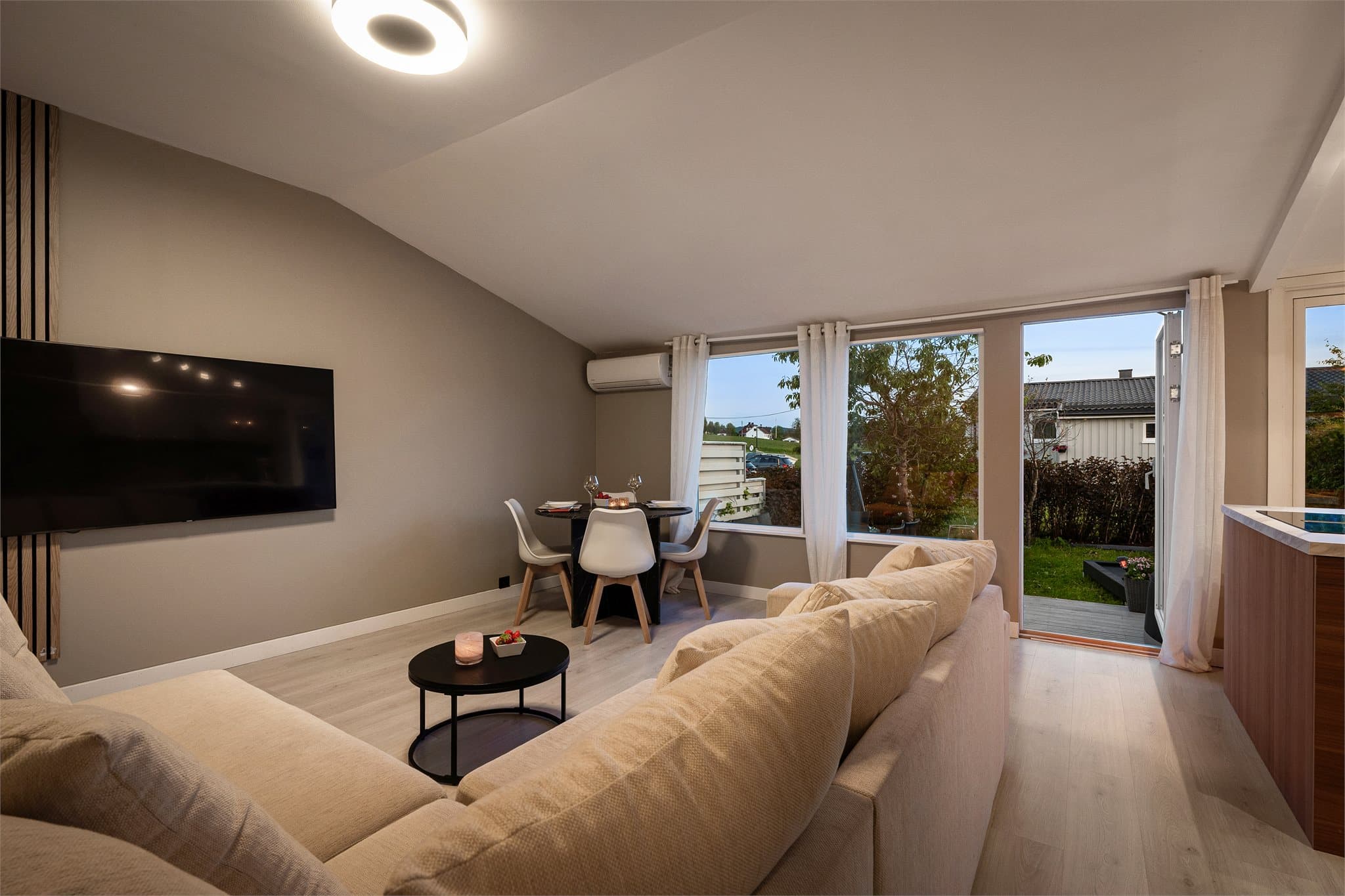 Stuen er i åpen løsning med kjøkkenet og har delikate fargevalg.