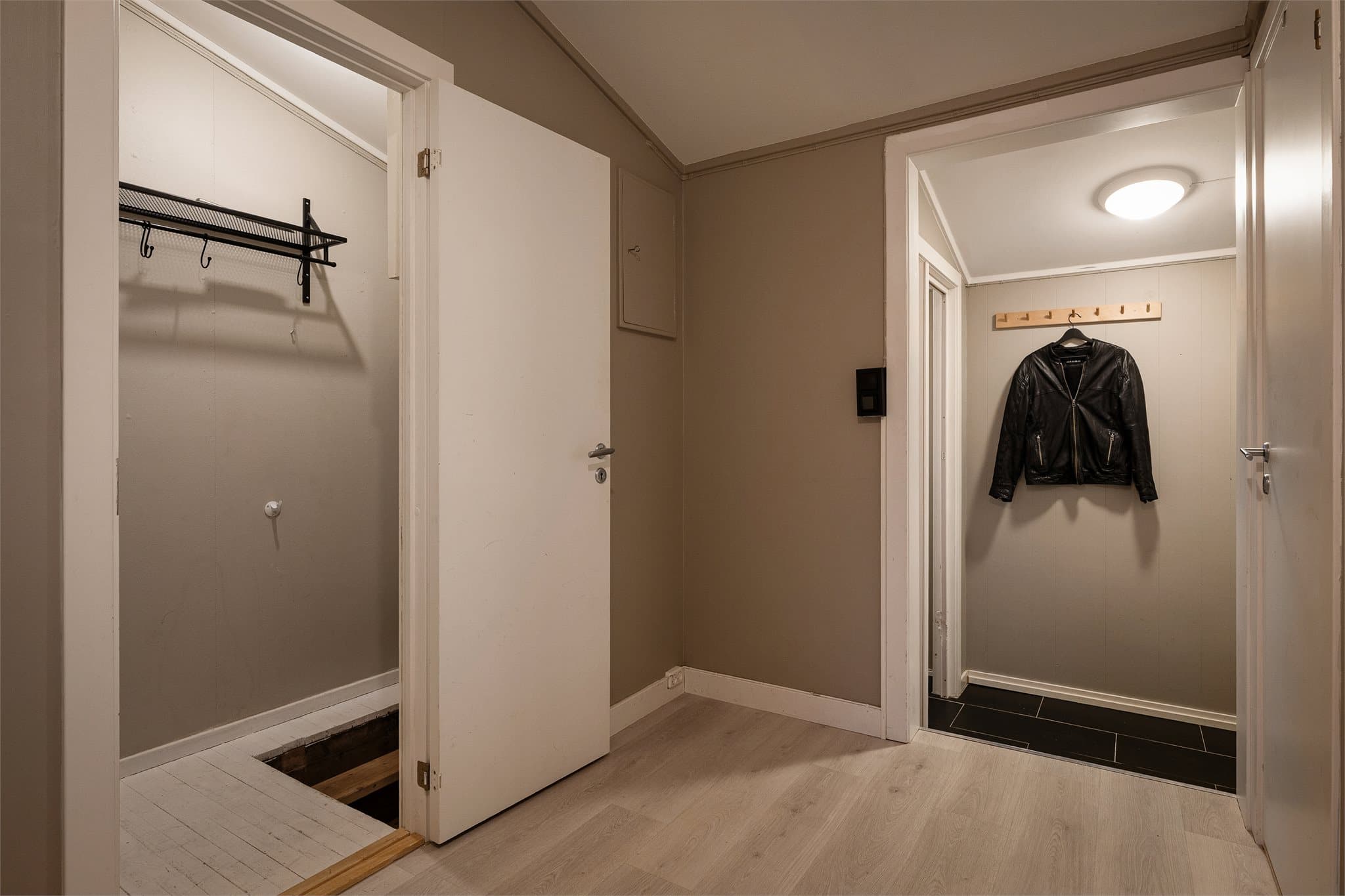 Velkommen inn. Trapp ned til kjelleren i eget rom.