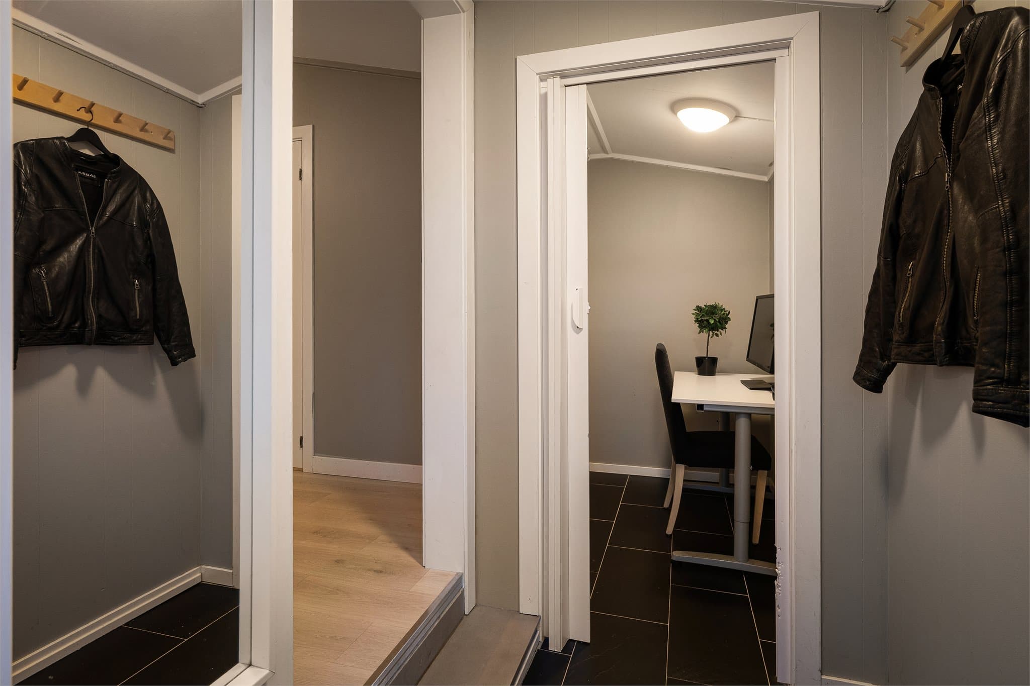 Fra entrèen er det adkomst til rommet som brukes som kontor.