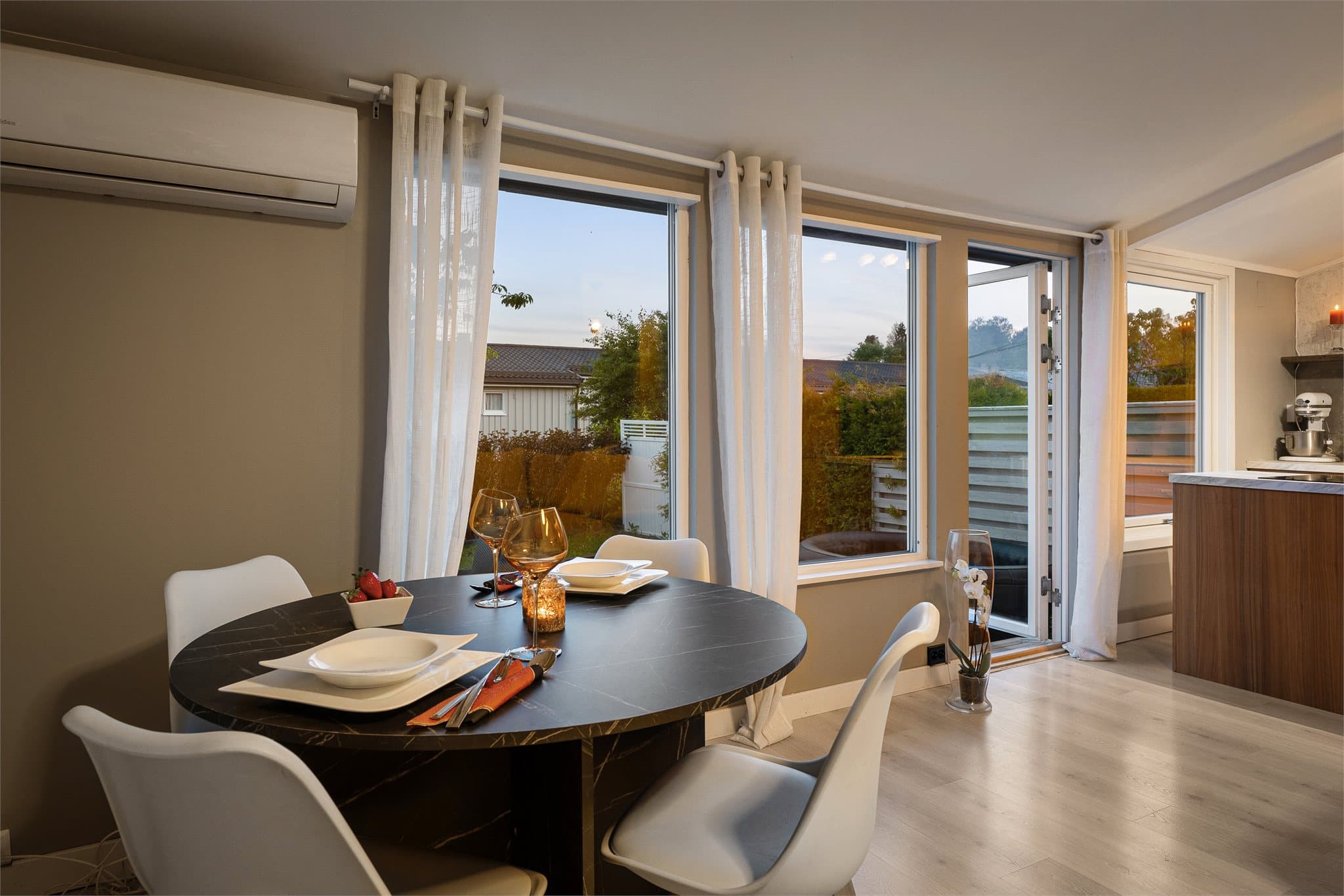 Videre inn til stuen.