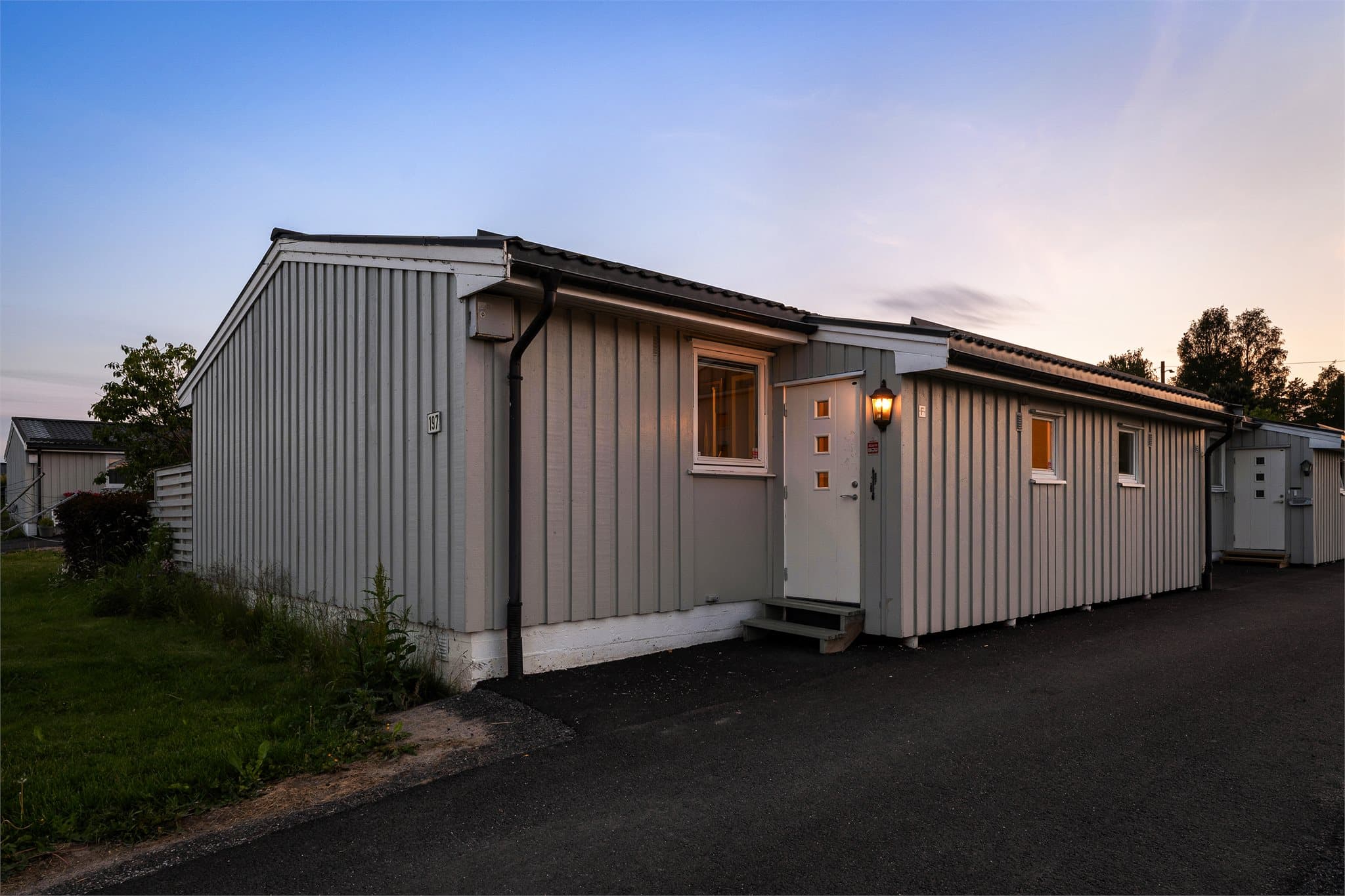 Fasade og inngangsparti.