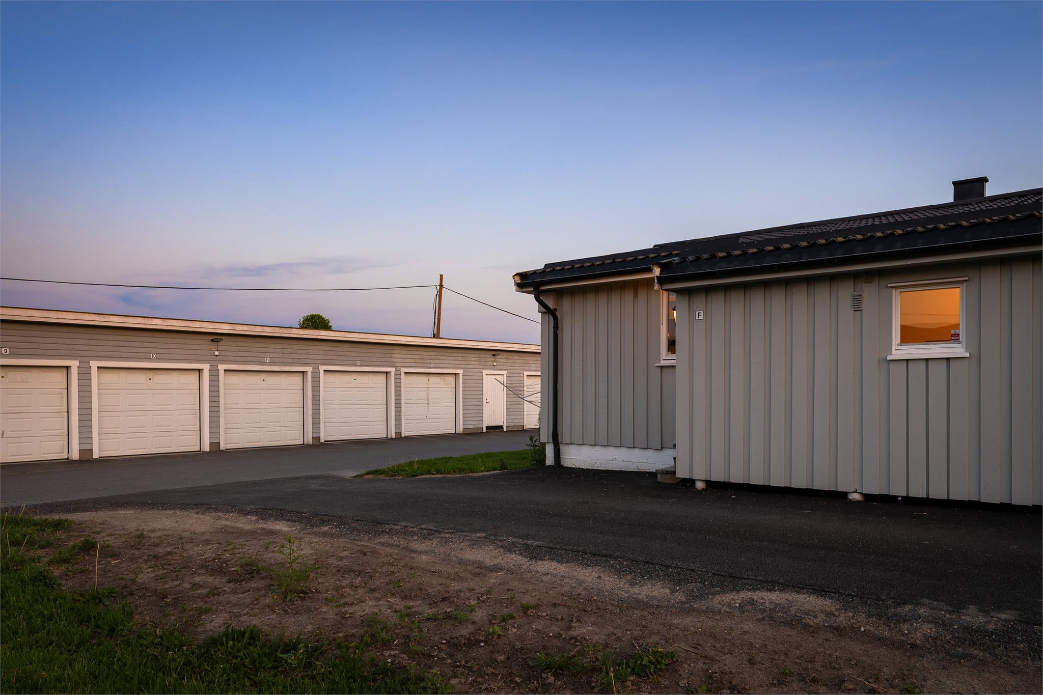 Det er mulig å leie garasjeplass etter venteliste i borettslaget.