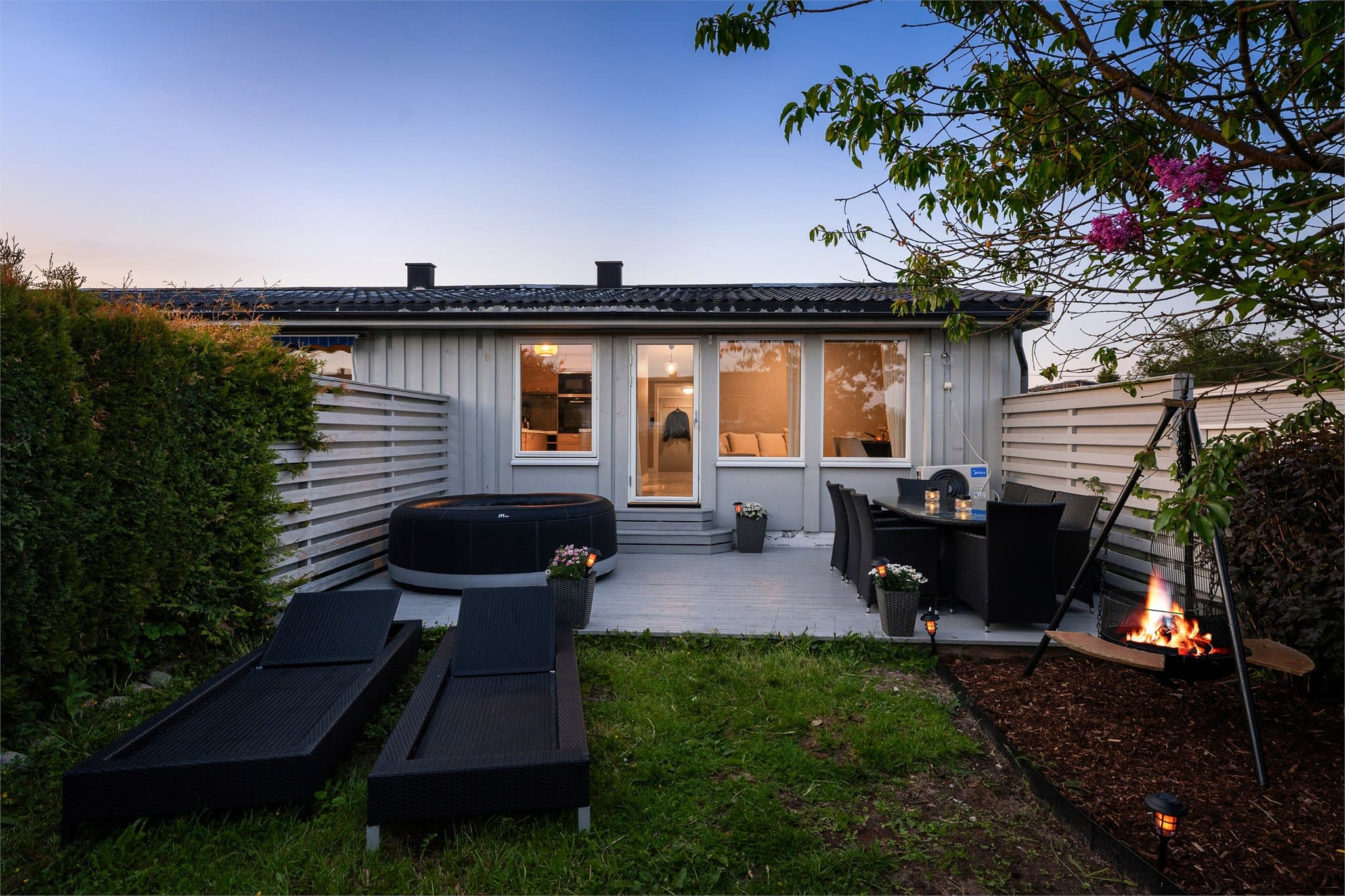 Skjermet terrase og hage med gode solforhold.