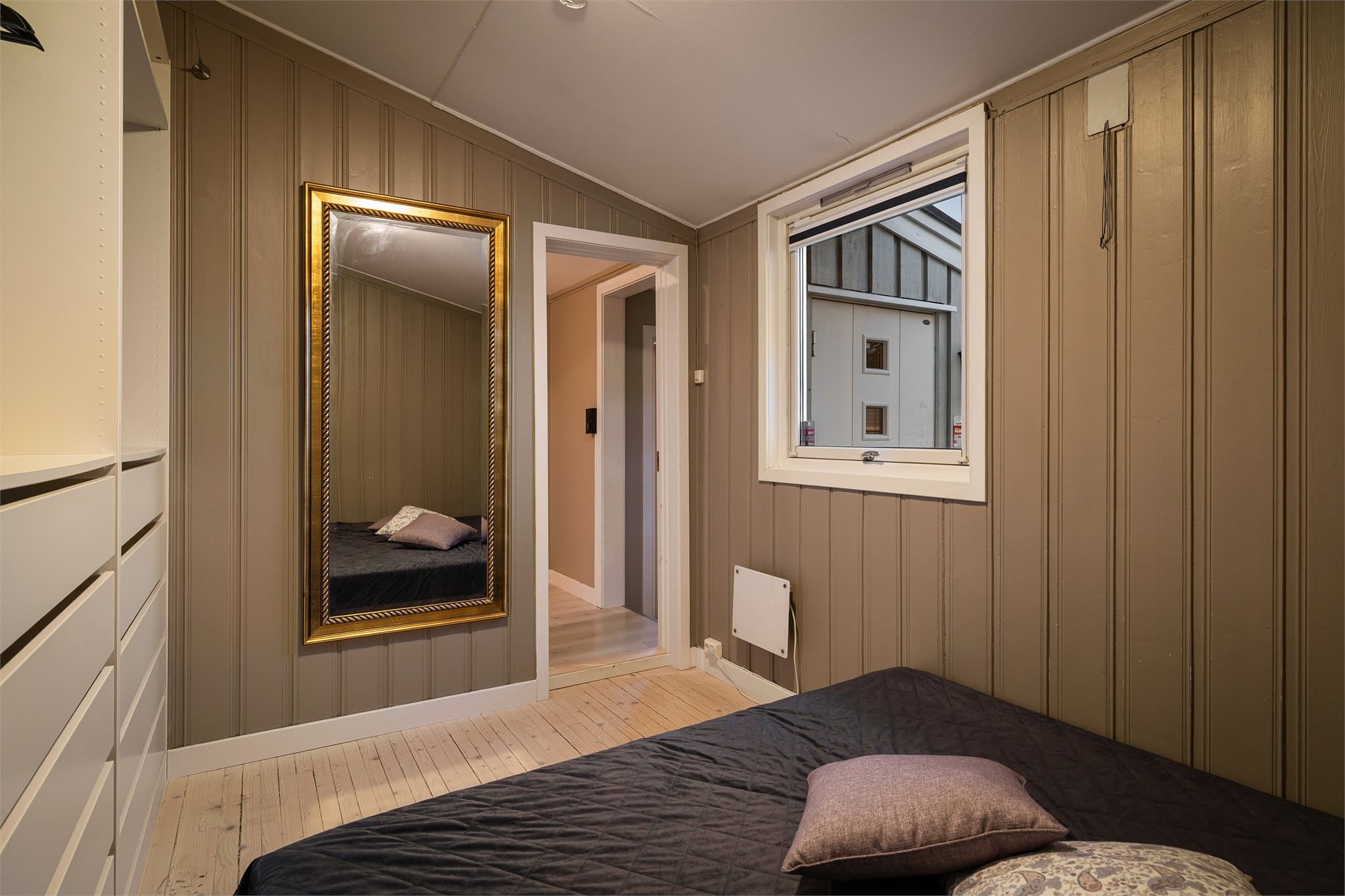 Soverommet er romslig, og har lasert furugulv.