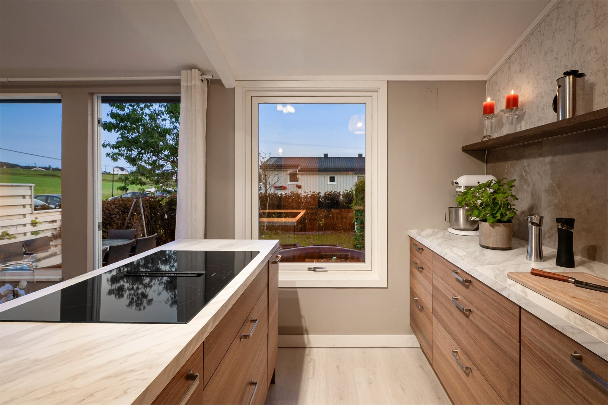 Øy med koketopp med integrert omluftfunksjon/kullfilter.