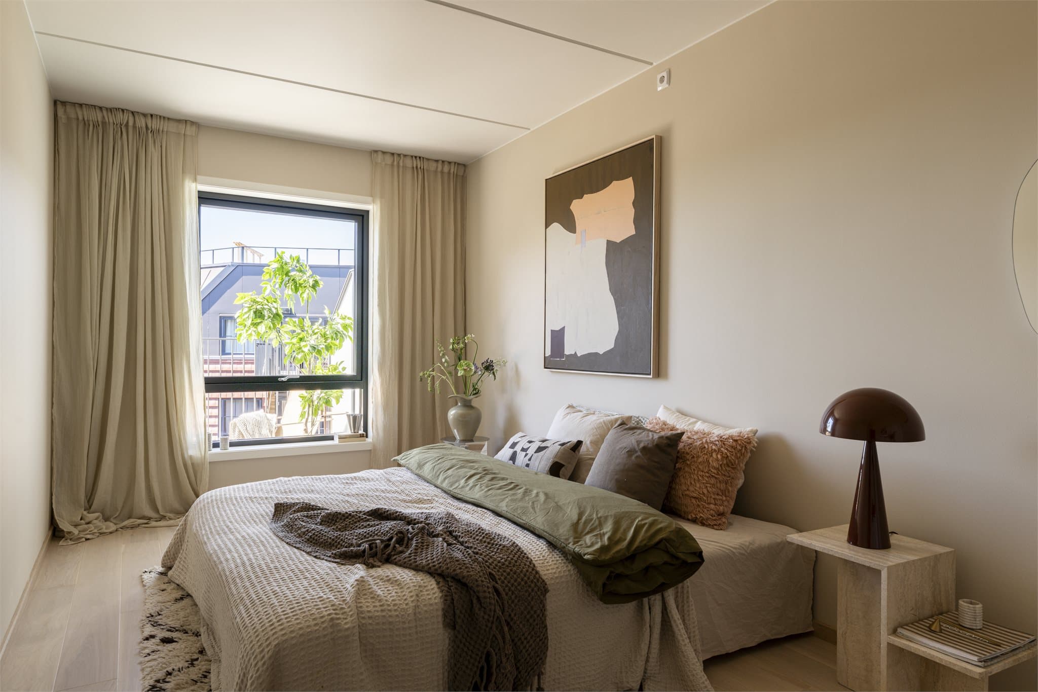 Innbydende hovedsoverom med god plass til en stor dobbeltseng med nattbord på sidene.