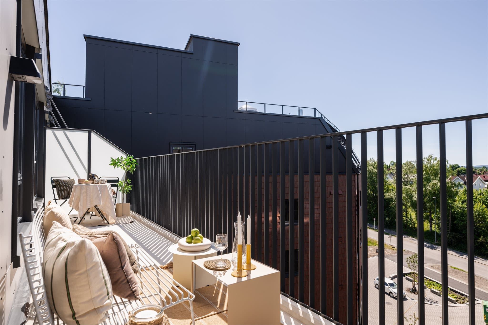 Vestvendt balkong på hele 13 m² med strålende solforhold.