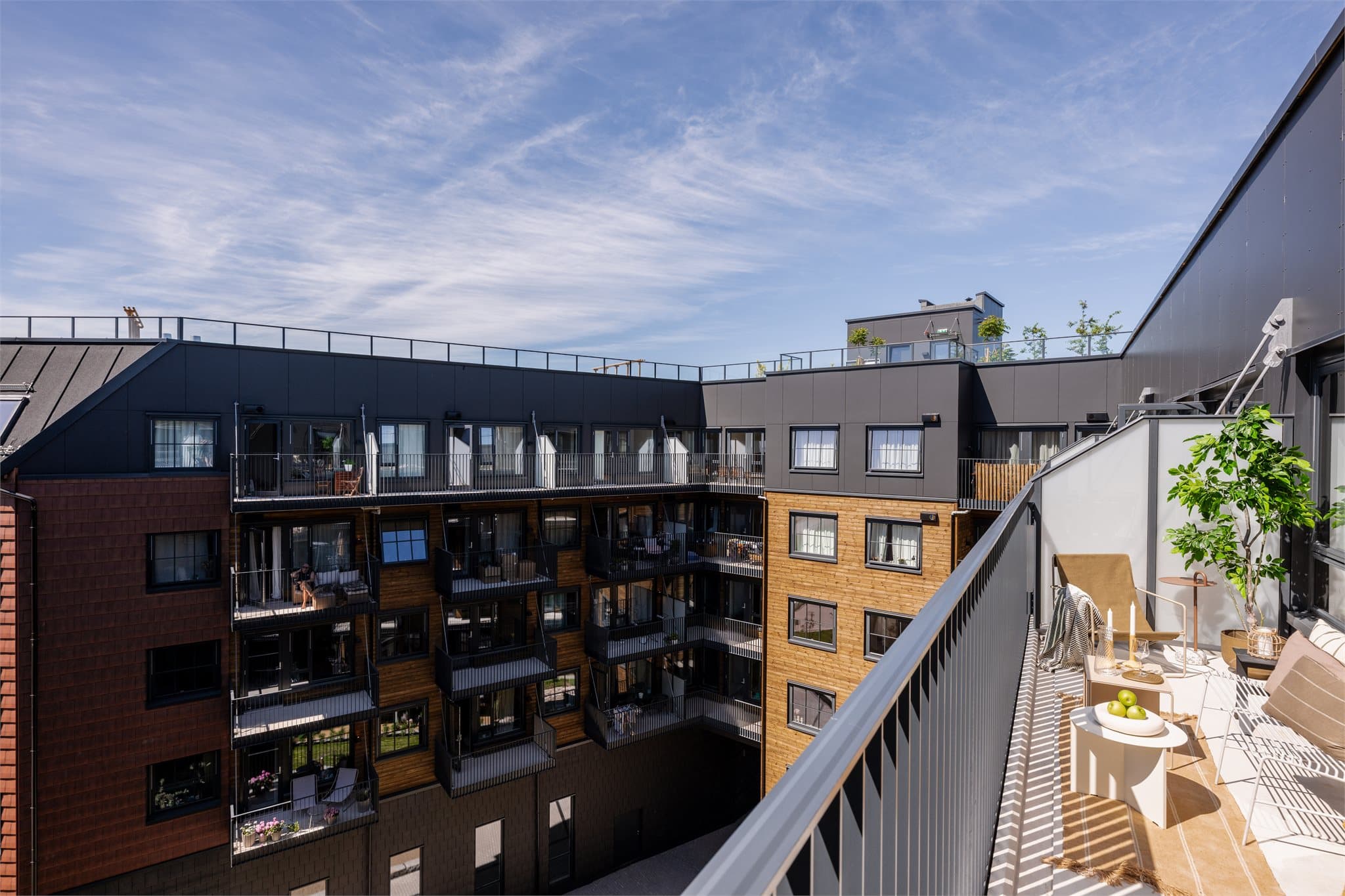 Kun en etasje opp finner du en stor, flott takterrasse som beboerne kan nyte.