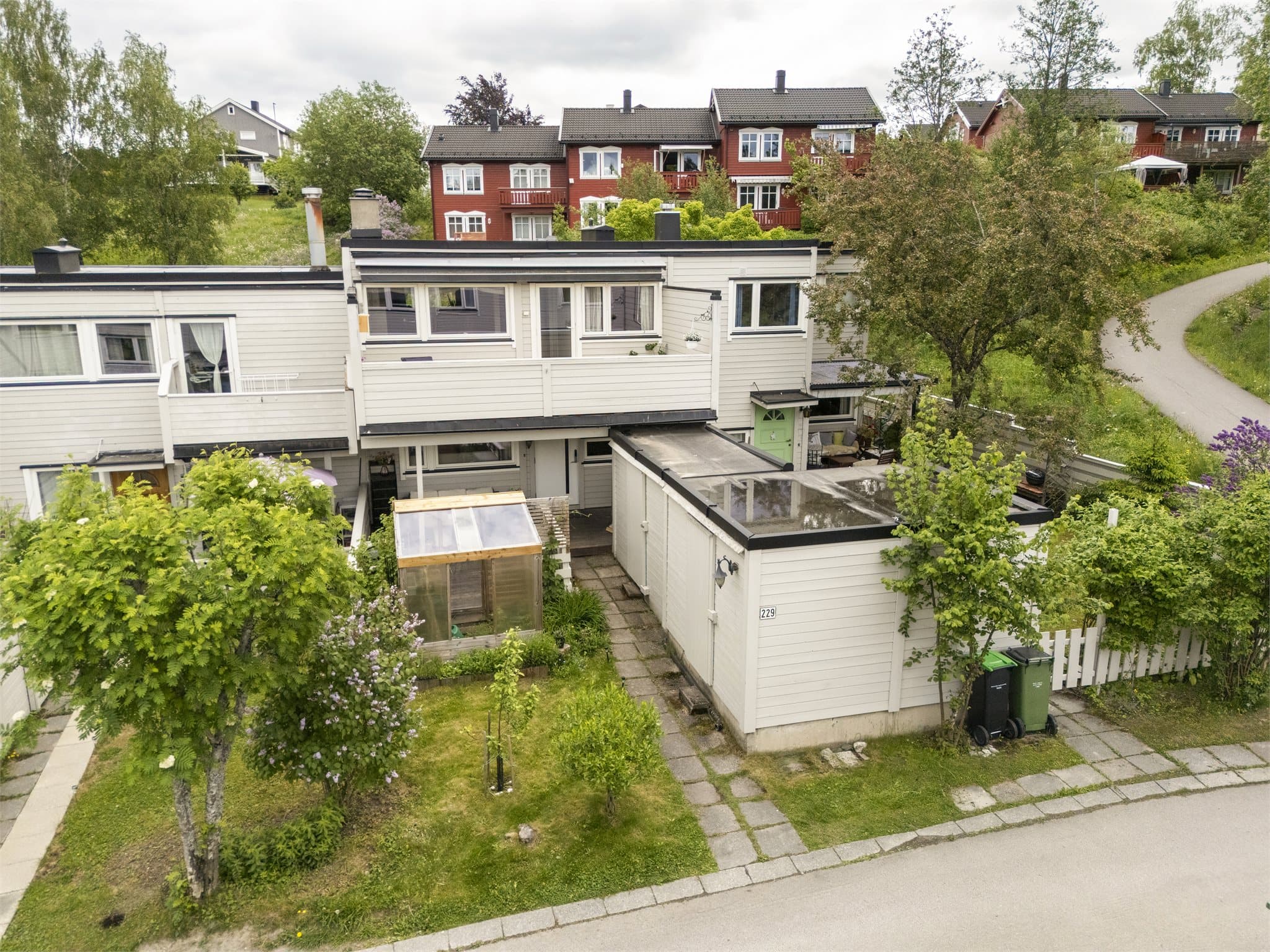Boligen har fine uteområder.