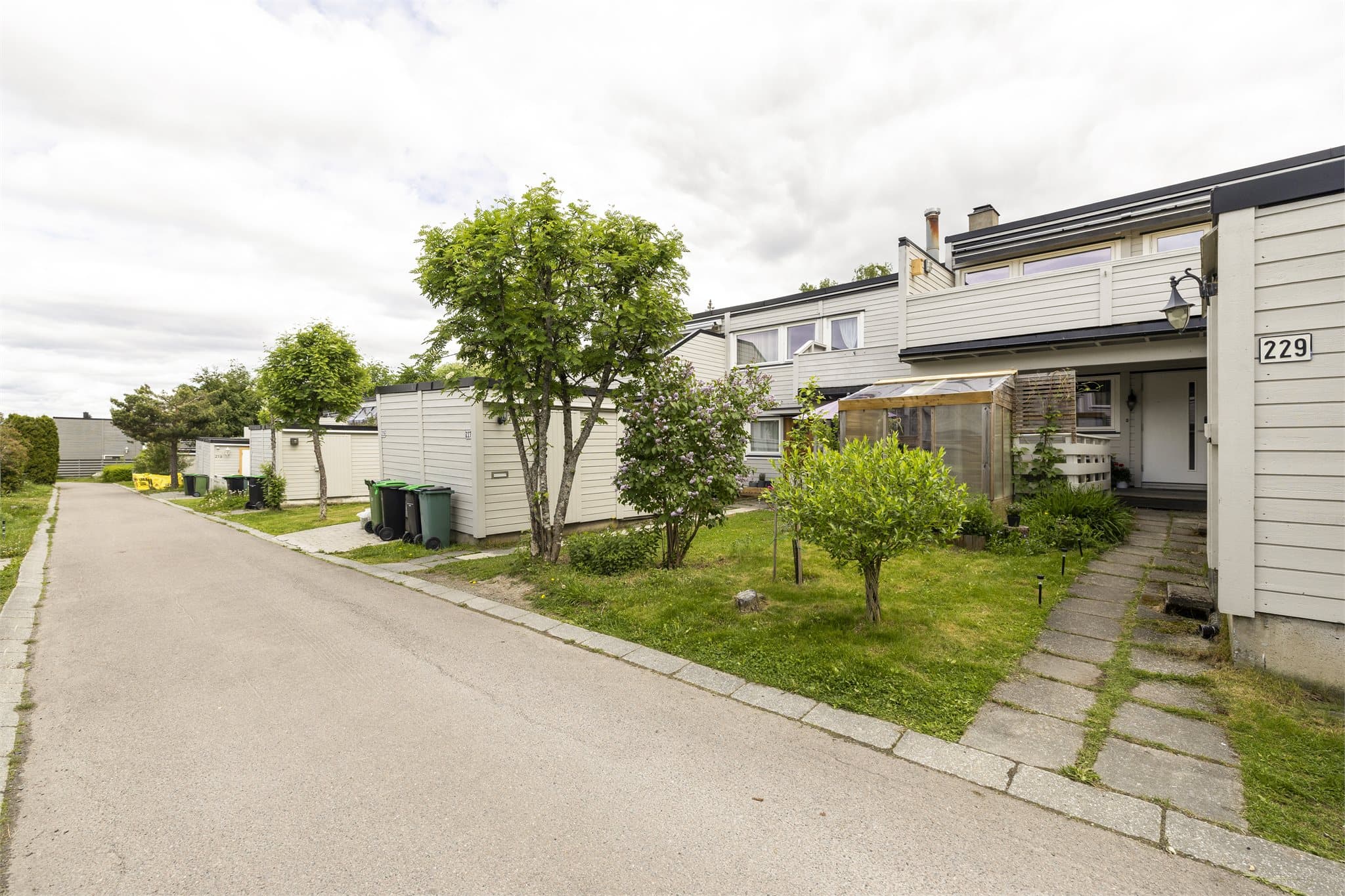Her bor man i et godt etablert boligområde på Skjetten.