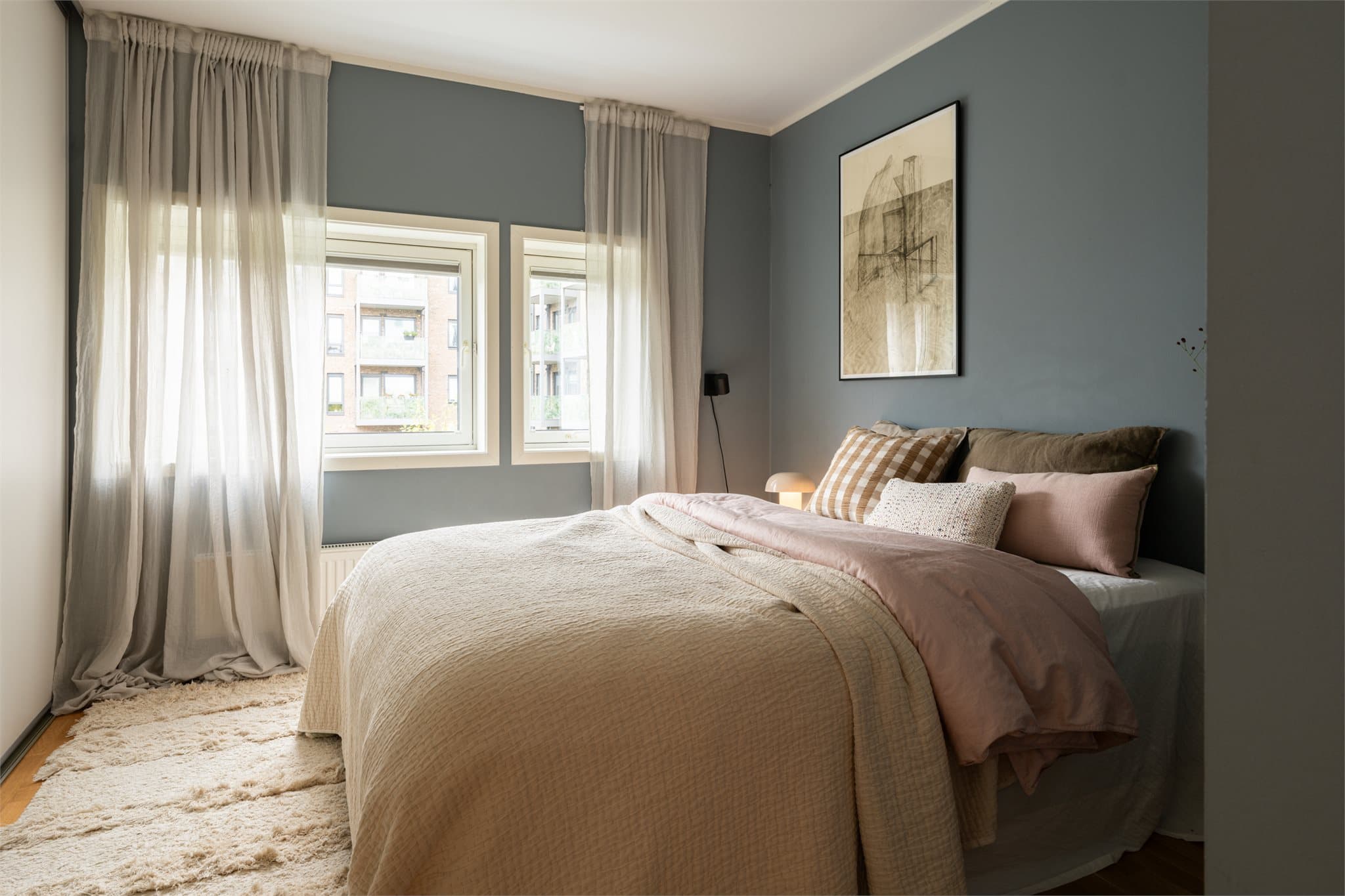 Delikat soverom med god plass til dobbeltseng og nattbord på sidene.