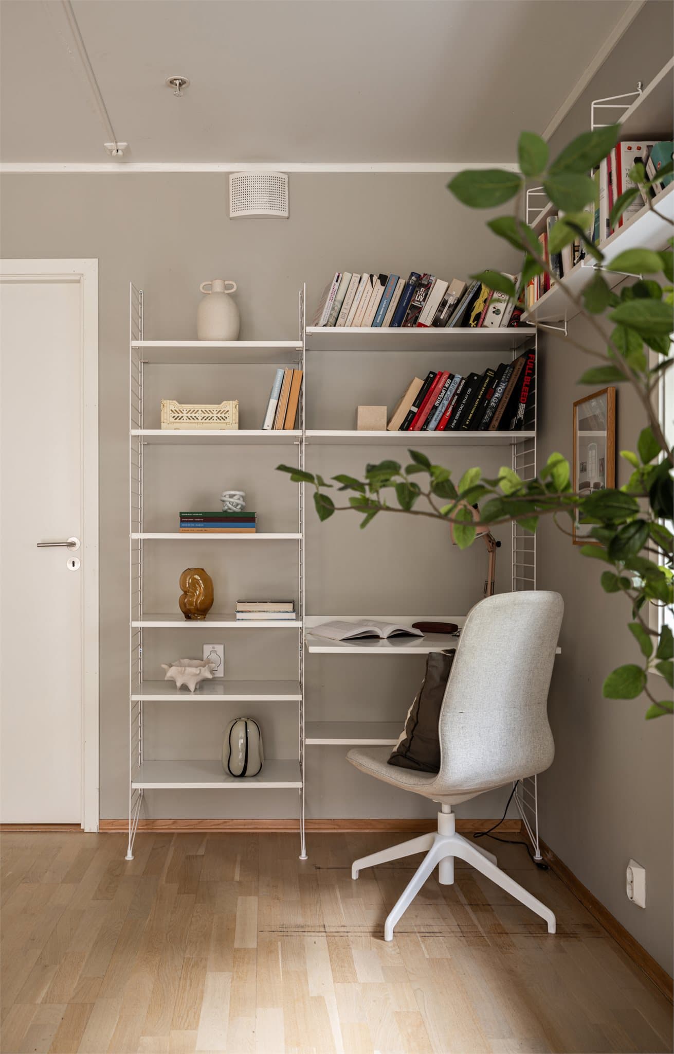 Planløsningen legger til rette for flere soner, som for eksempel et hjemmekontor eller en lesekrok.