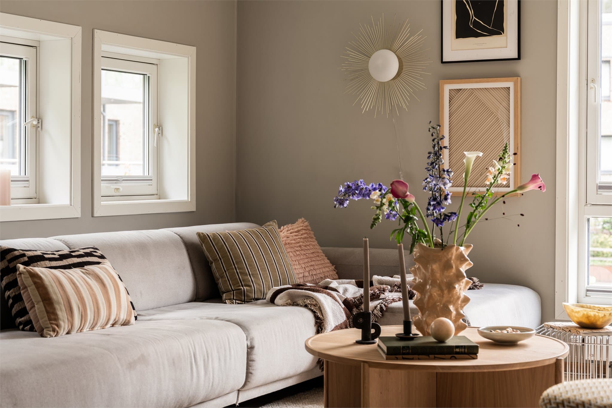 Stuen er romslig og gir rom for en stor sofa som man kan krype opp i på kveldstid.