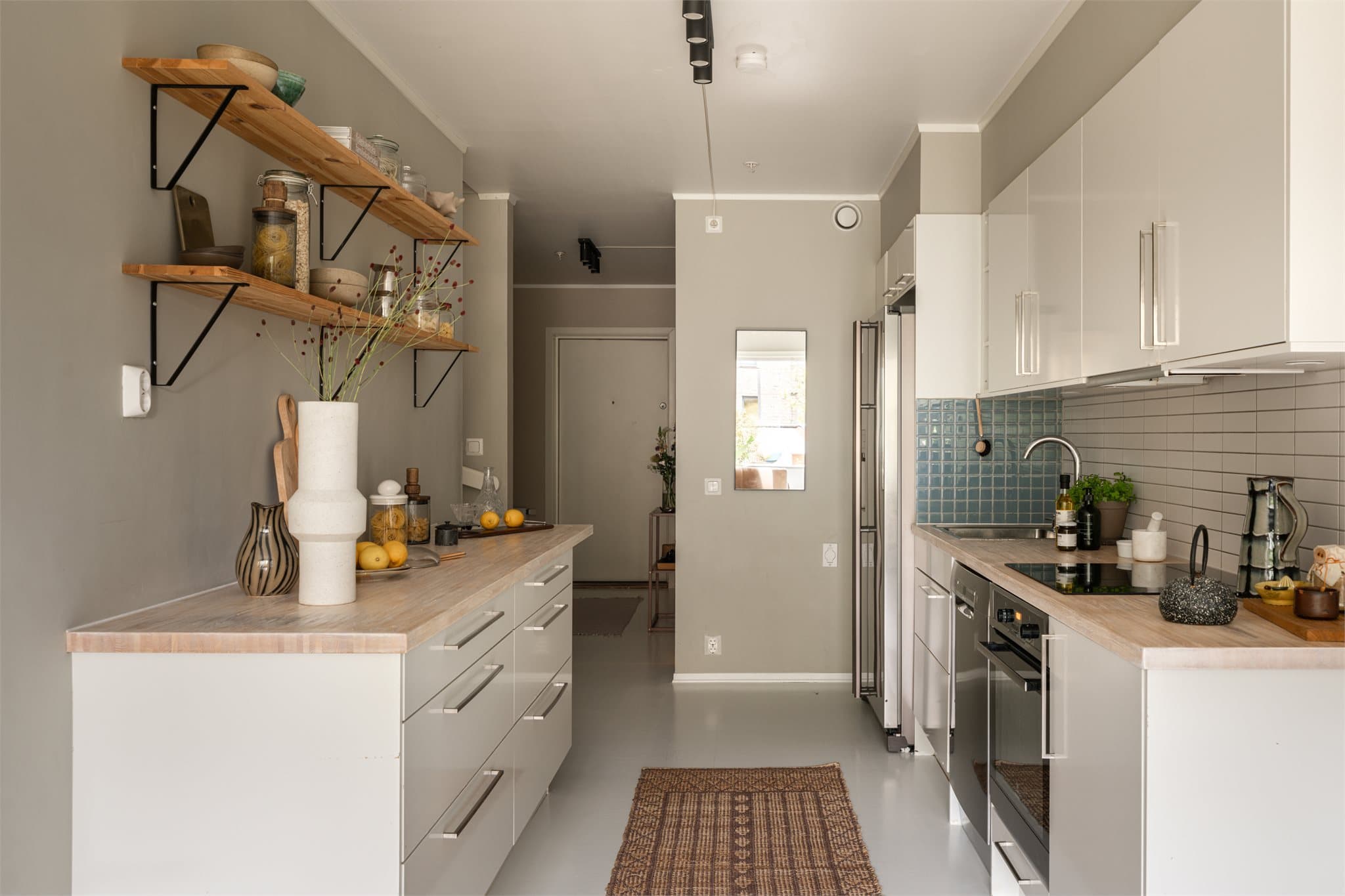 Tidløs og praktisk kjøkkeninnredning som ivaretar den gode romfølelsen.