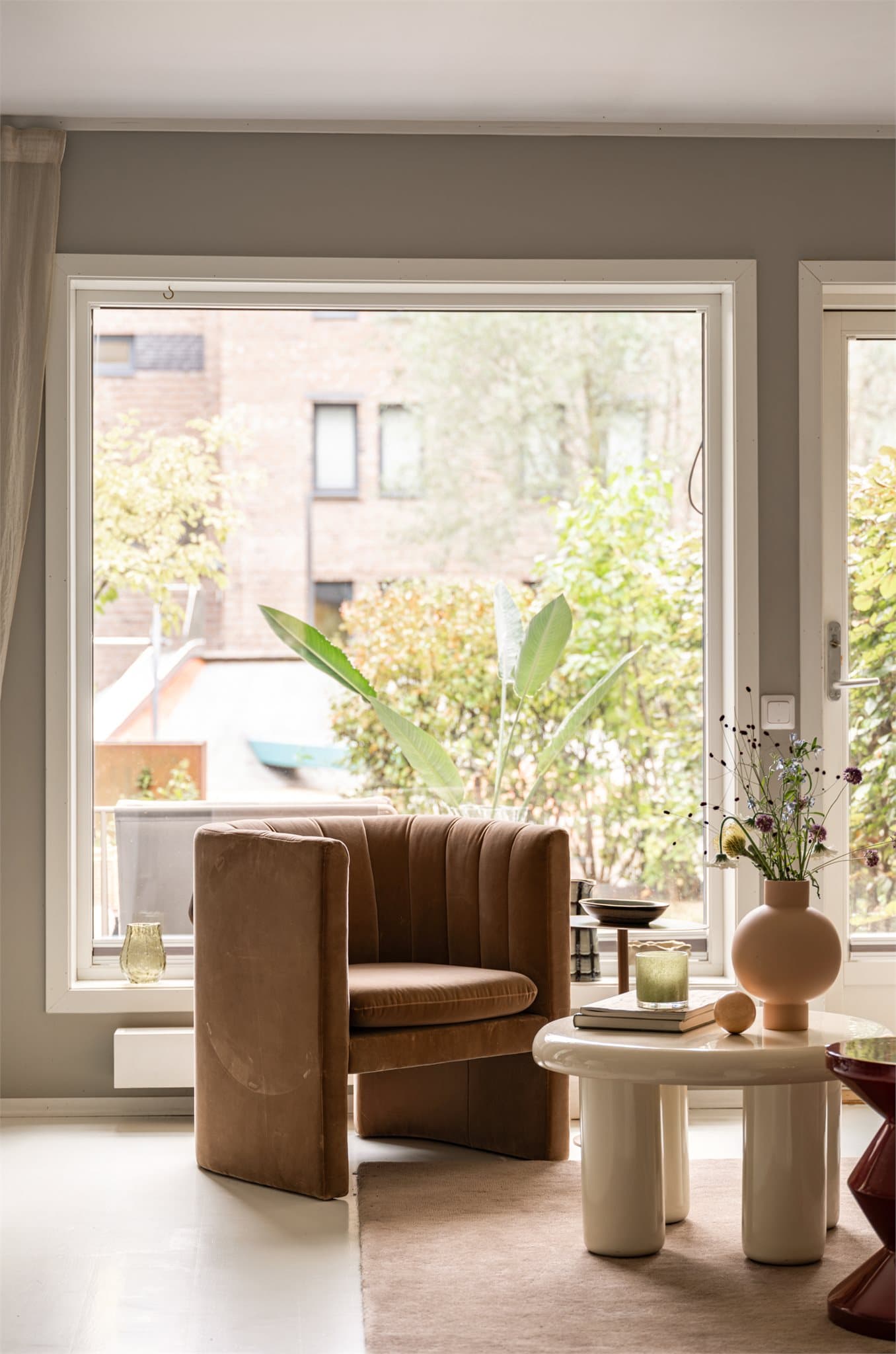 Som følge av store vindusflater, bader rommet i godt sollys på de fineste dagene.