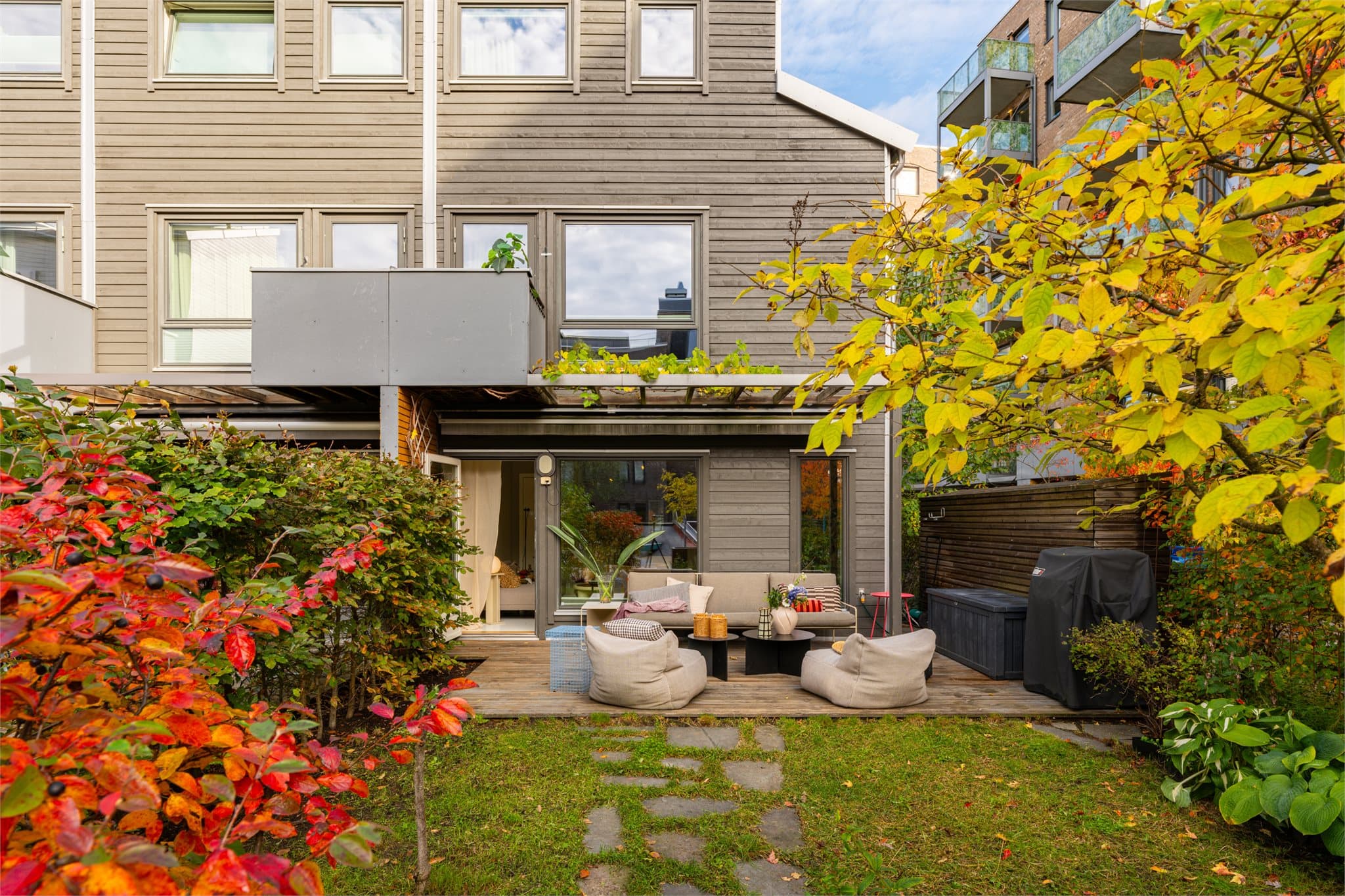 Nyt rekkehus-tilværelsen med mye boltreplass, til glede for store og små.