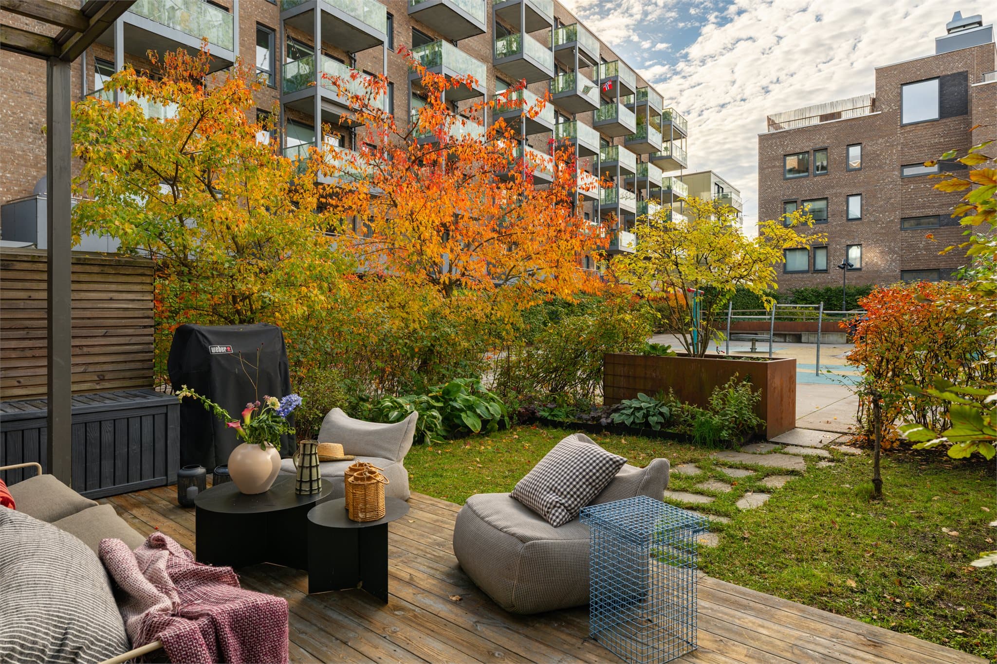 Når solen endelig titter frem og våren setter inn, er det tid for å nyte late dager i hagen. Barna kan løpe rett ut til en morsom lekeplass hvor nabobarna møtes!