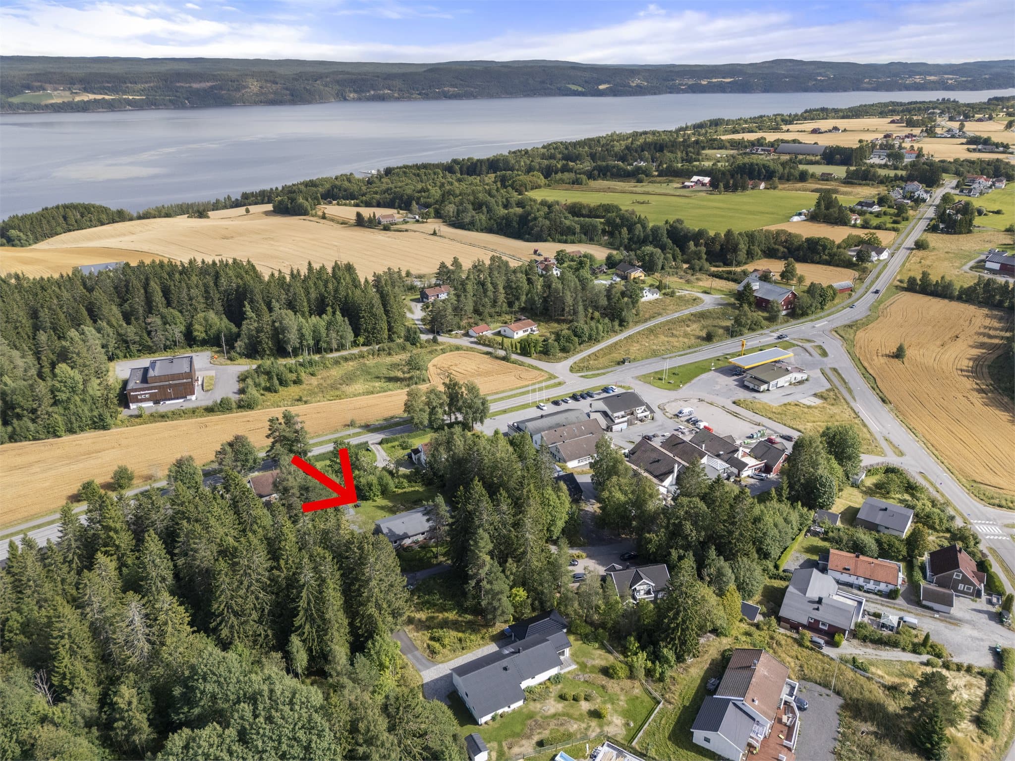 Boligen ligger skjermet og fint til på Flateby. Nærområdet byr på mange flotte turstier og det er også kort gangavstand til Øyeren, med gode bade- og fiskemuligheter.