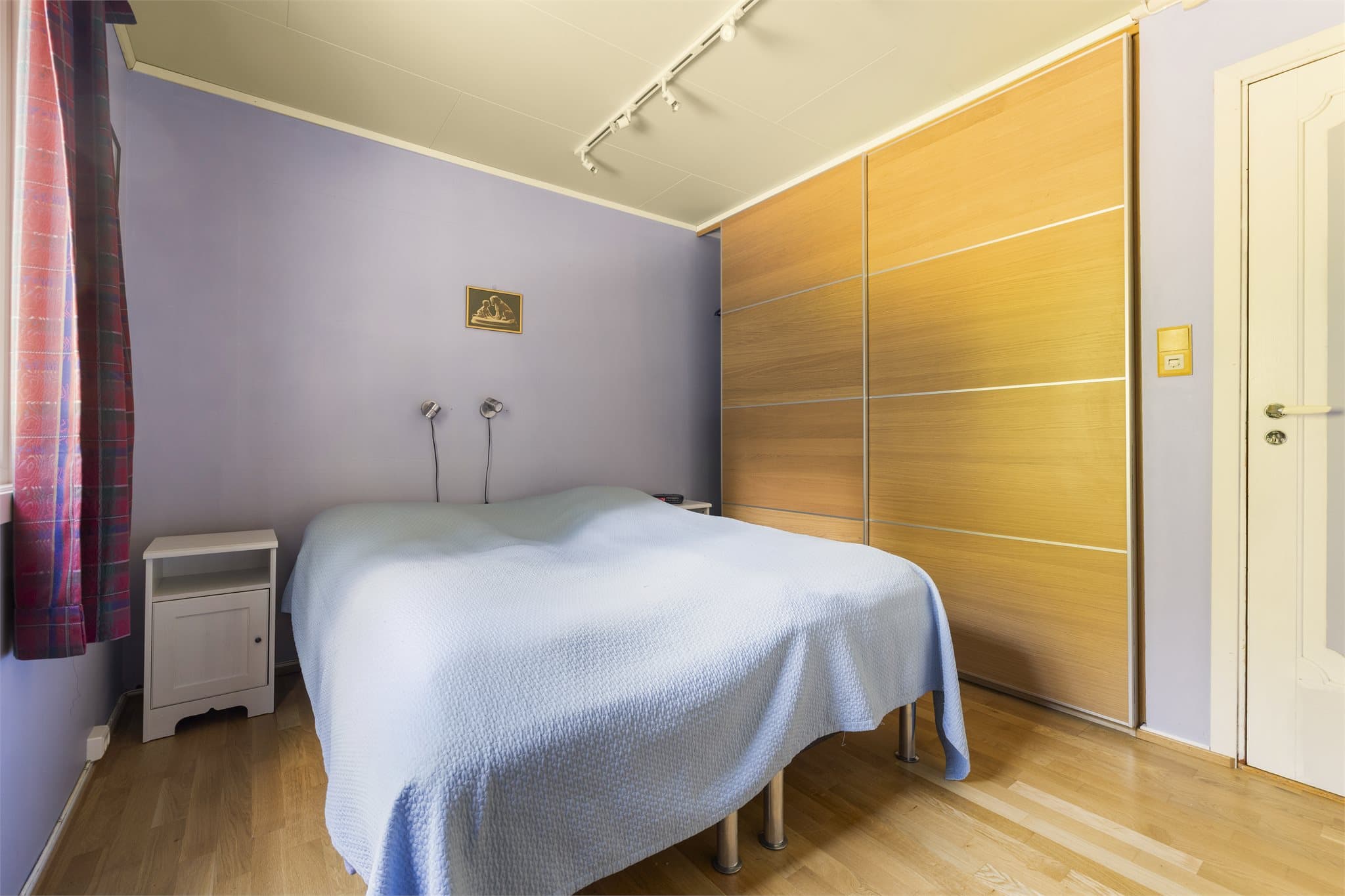 Soverom 1 med praktisk skyvedørsgarderobe.