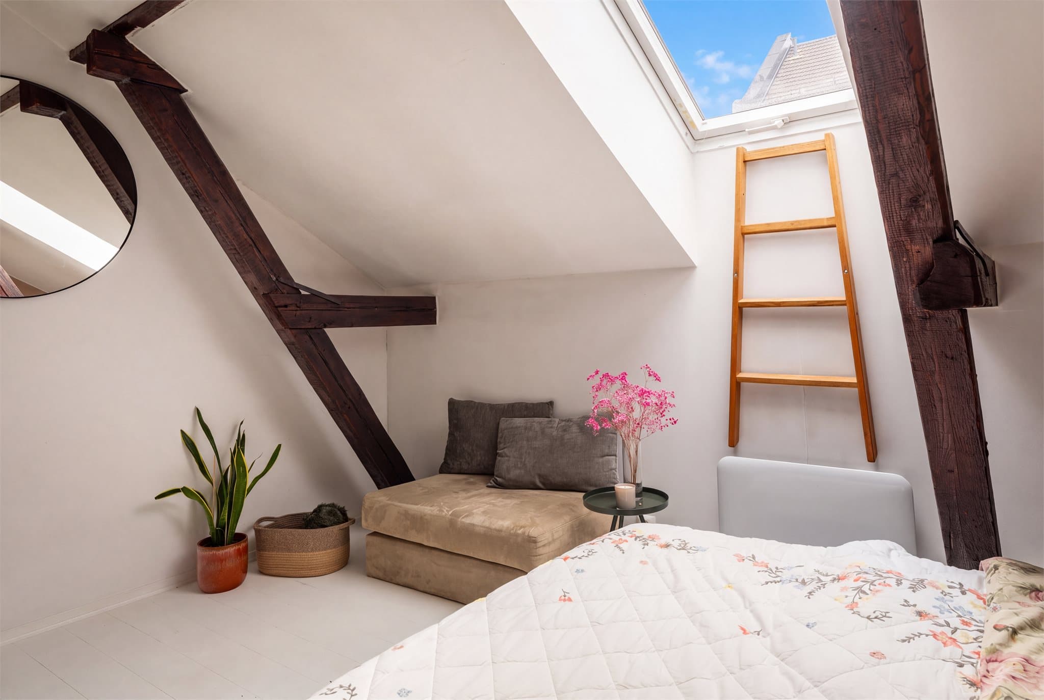 Arealeffektiv loftsleilighet på 15 m² i klassisk gård med 17 m² gulvareal