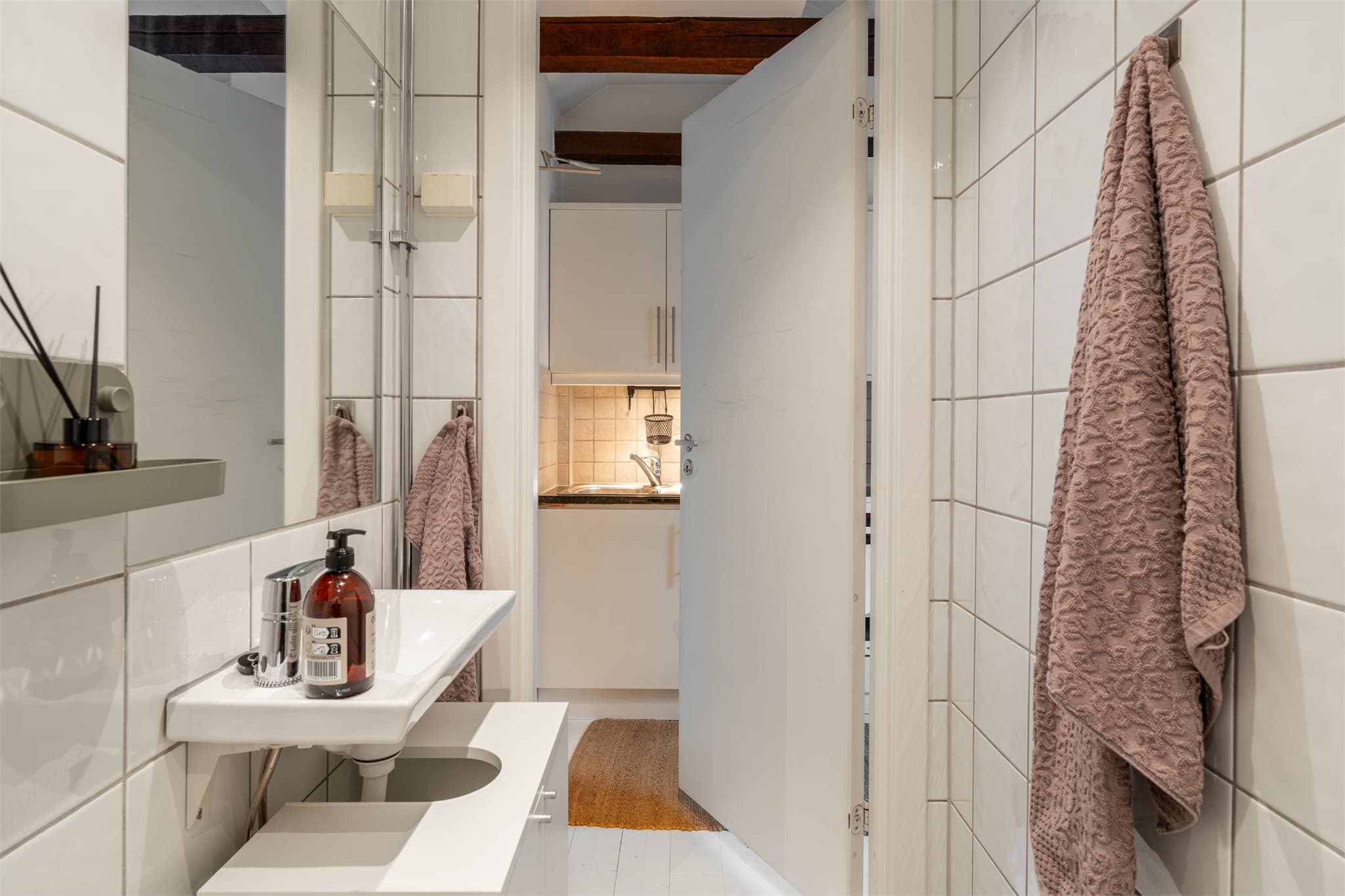 Badet er flislagt og har dusjnisje, servant og gulvstående toalett.