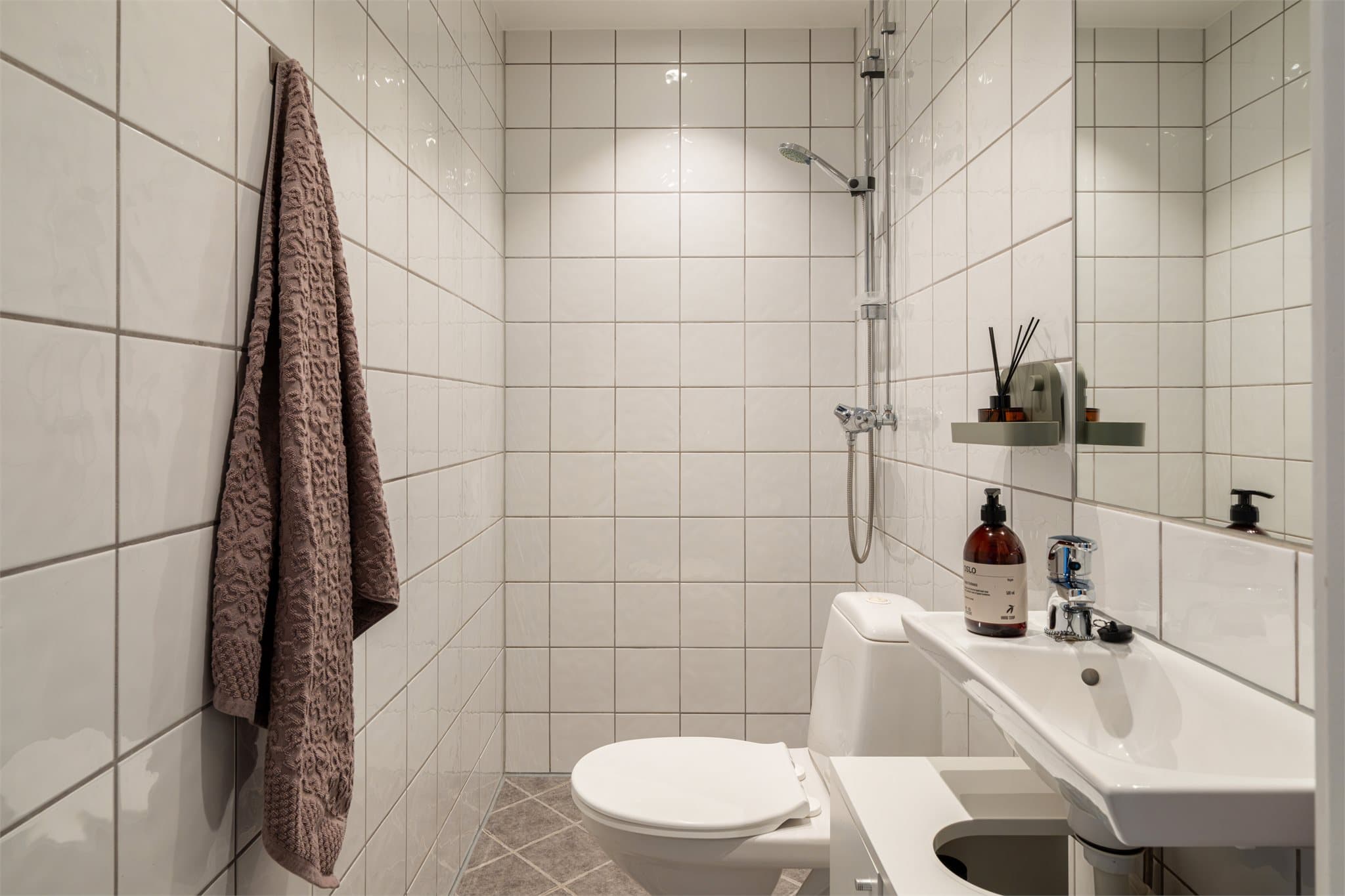 Med adkomst direkte fra leiligheten ligger det praktisk til i den kompakte planløsningen.