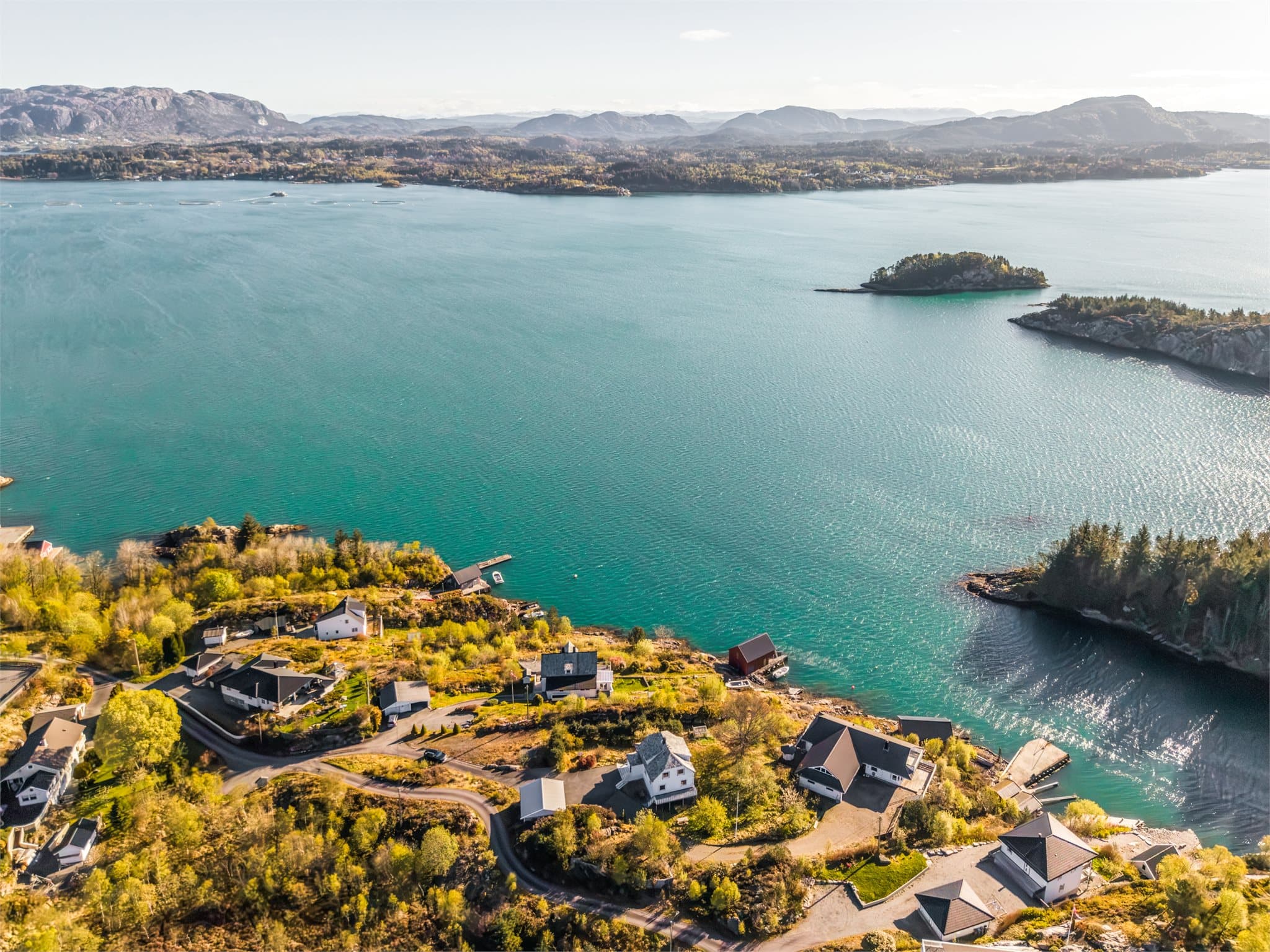 En stor og innholdsrik enebolig over tre plan med naturskjønn beliggenhet og 1 904m² tomt med sjølinje