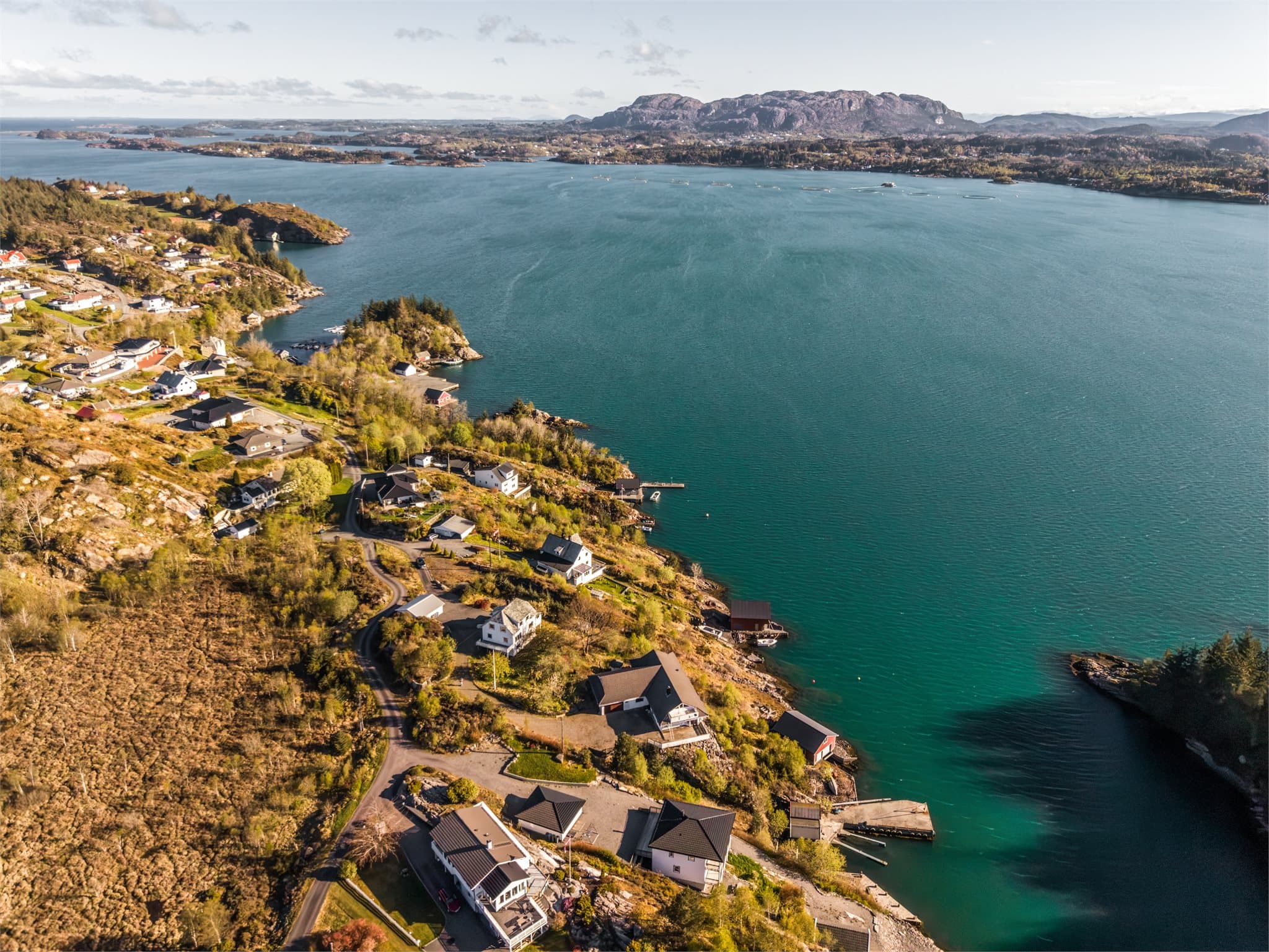 Fra bussholdeplassen "Ådlandsvik" går linje 414 mot Ravnanger terminal og Herdla