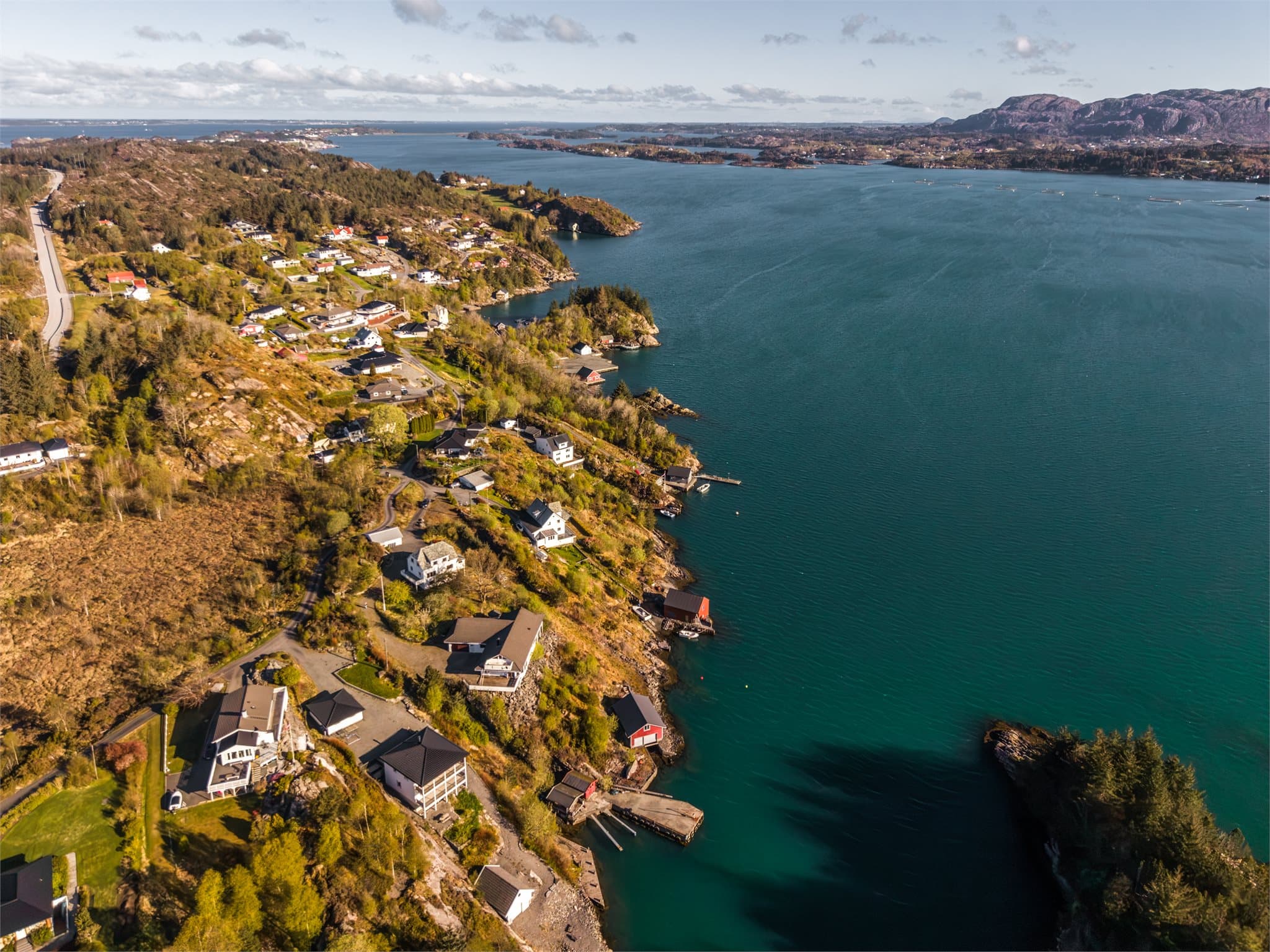 En kjøretur på 40 minutter inn til Bergen sentrum gjør det mulig å kombinere det rolige livet med jobb og aktiviteter i byen