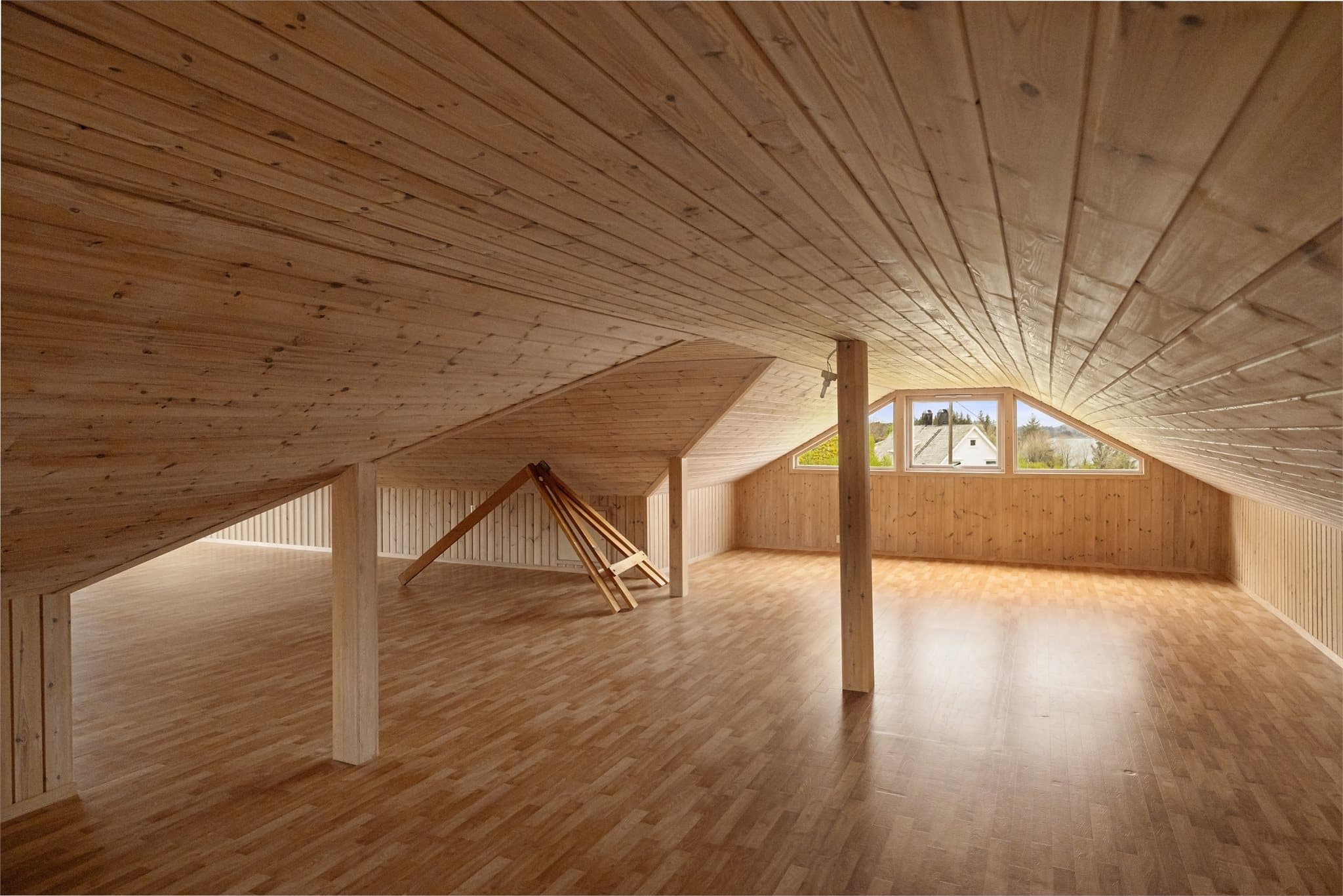 Boligens loftsetasje måler 78m². Det er ikke innvendig tilkomst til loftet.