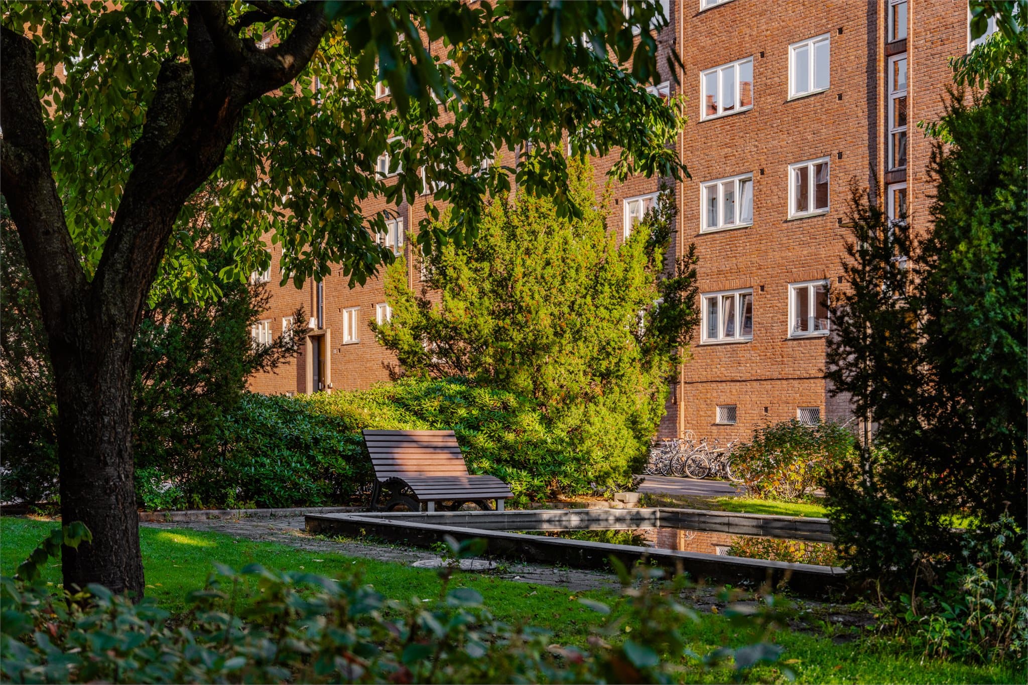 I gårdsrommet er det etablert sitteplasser ved plaskebassenget.