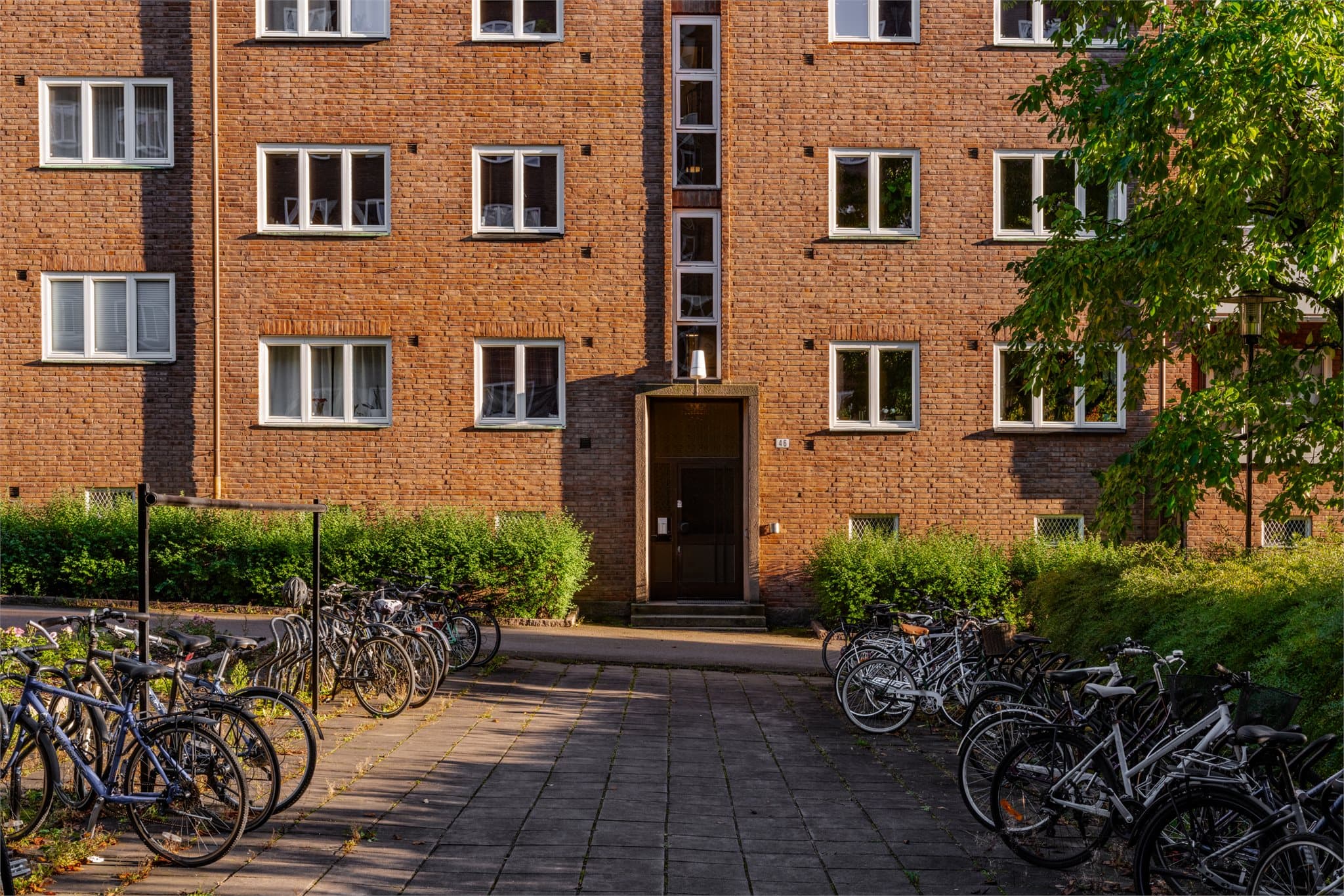 Tøyenhus borettslag har fasader i klassisk teglstein og opparbeidet sykkelparkering.