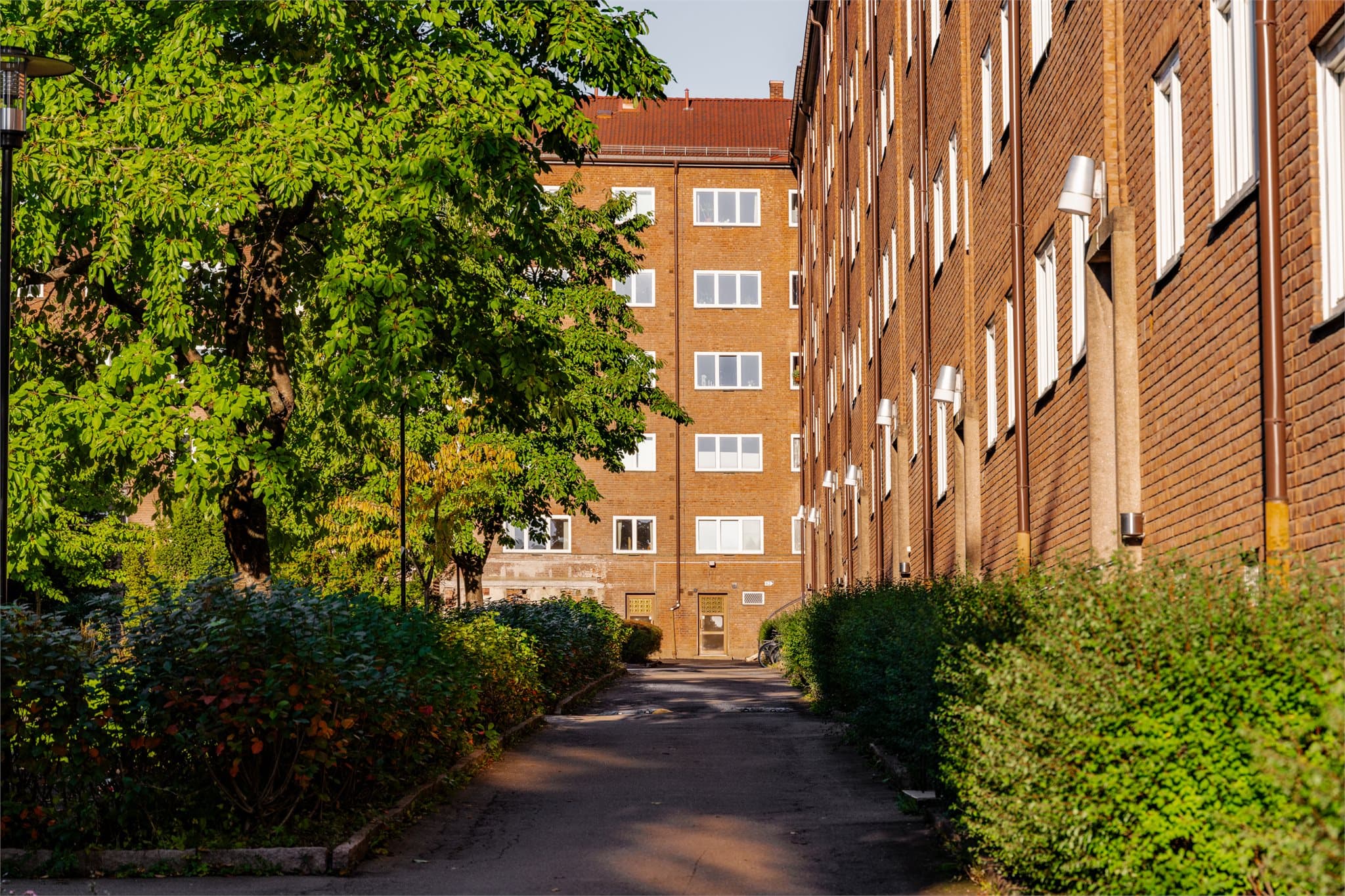 Bygården ble oppført i 1938 og forvaltes av OBOS.